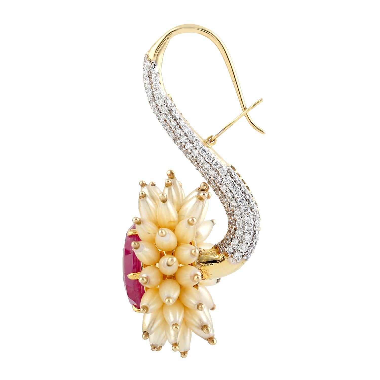 Artisan Boucles d'oreilles en or 18 carats avec rubis, perles et diamants en vente