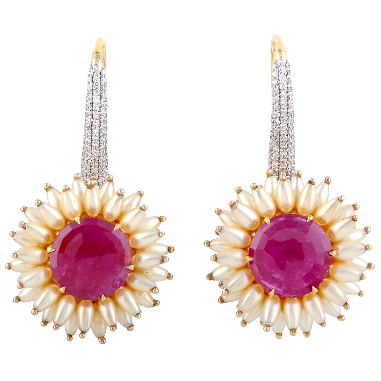 Boucles d'oreilles en or 18 carats avec rubis, perles et diamants en vente