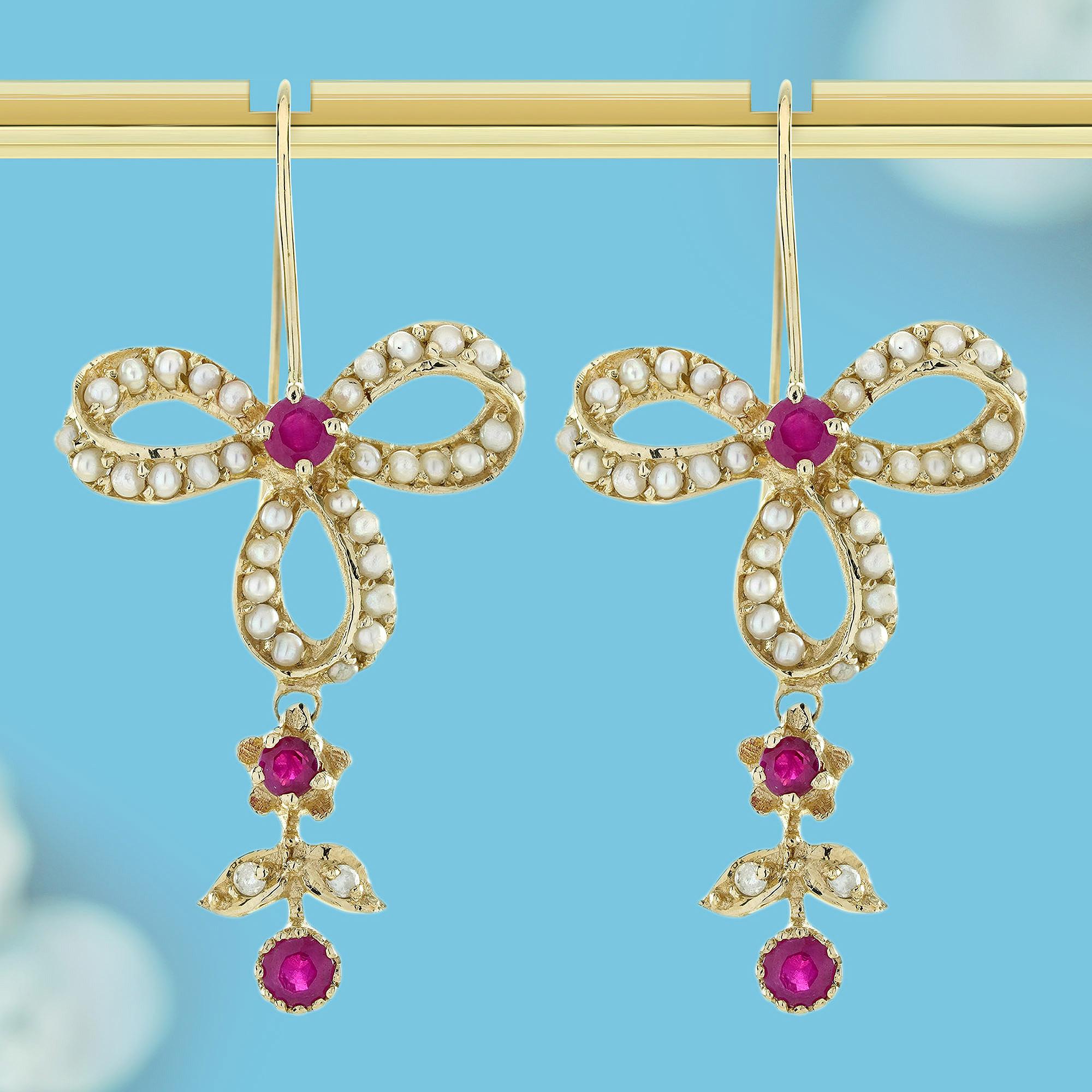 Un rubí natural redondo en el centro, rodeado por un delicado diseño de lazo. El lazo está bellamente adornado con lustrosas perlas, y bajo él, una flor de rubí añade un toque de vibrante elegancia. Los diamantes brillantes acentúan el diseño,