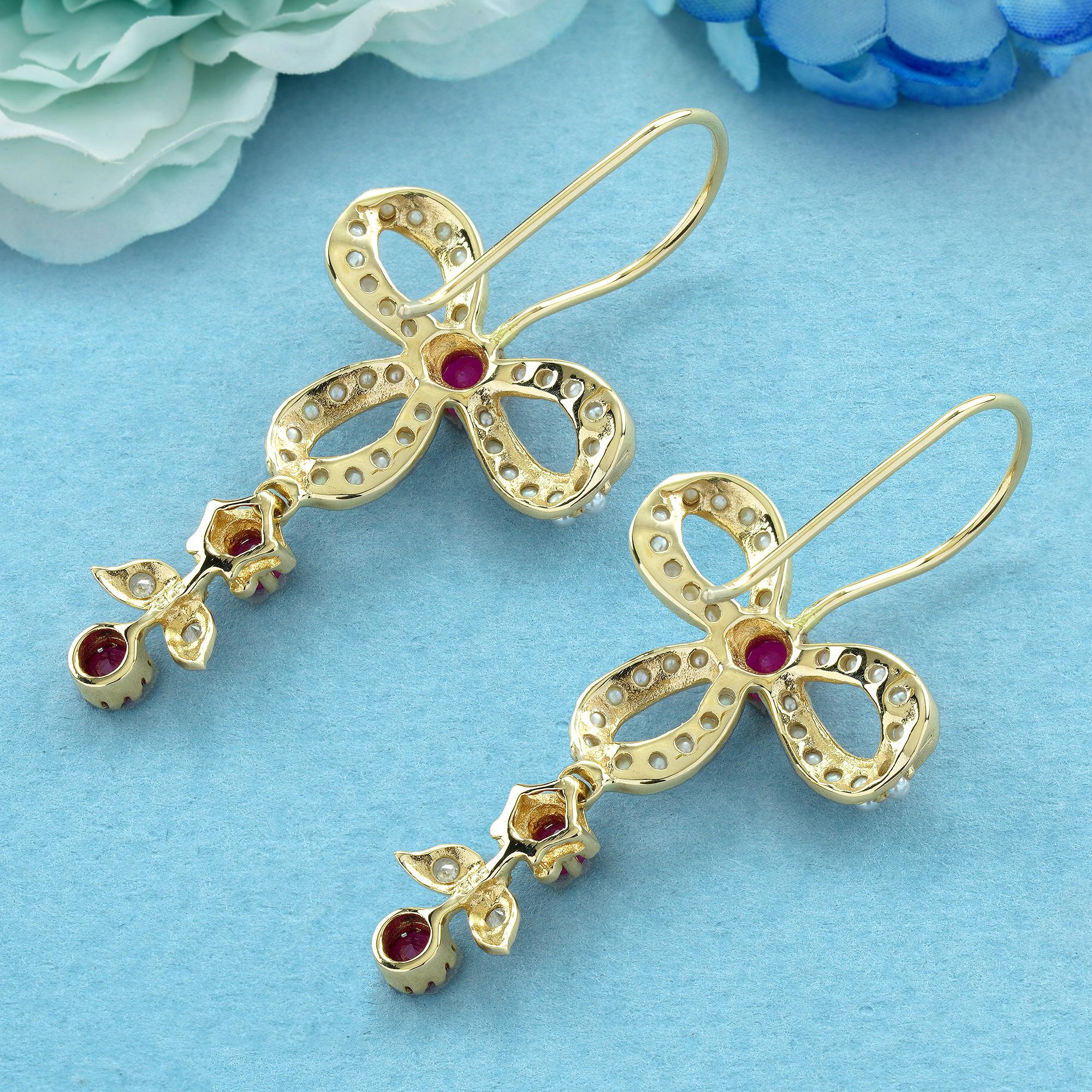 Pendientes colgantes de lazo estilo vintage con perla y rubí en oro amarillo de 9 quilates Corte redondo en venta