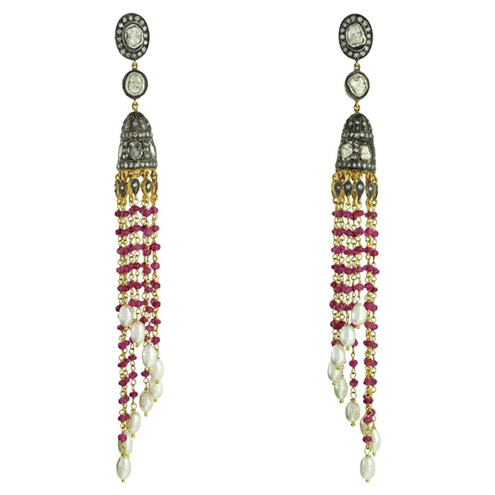 Rubin- und Perlen-Ohrringe mit Quasten und Diamanten aus 18 Karat Gelbgold und Silber im Angebot