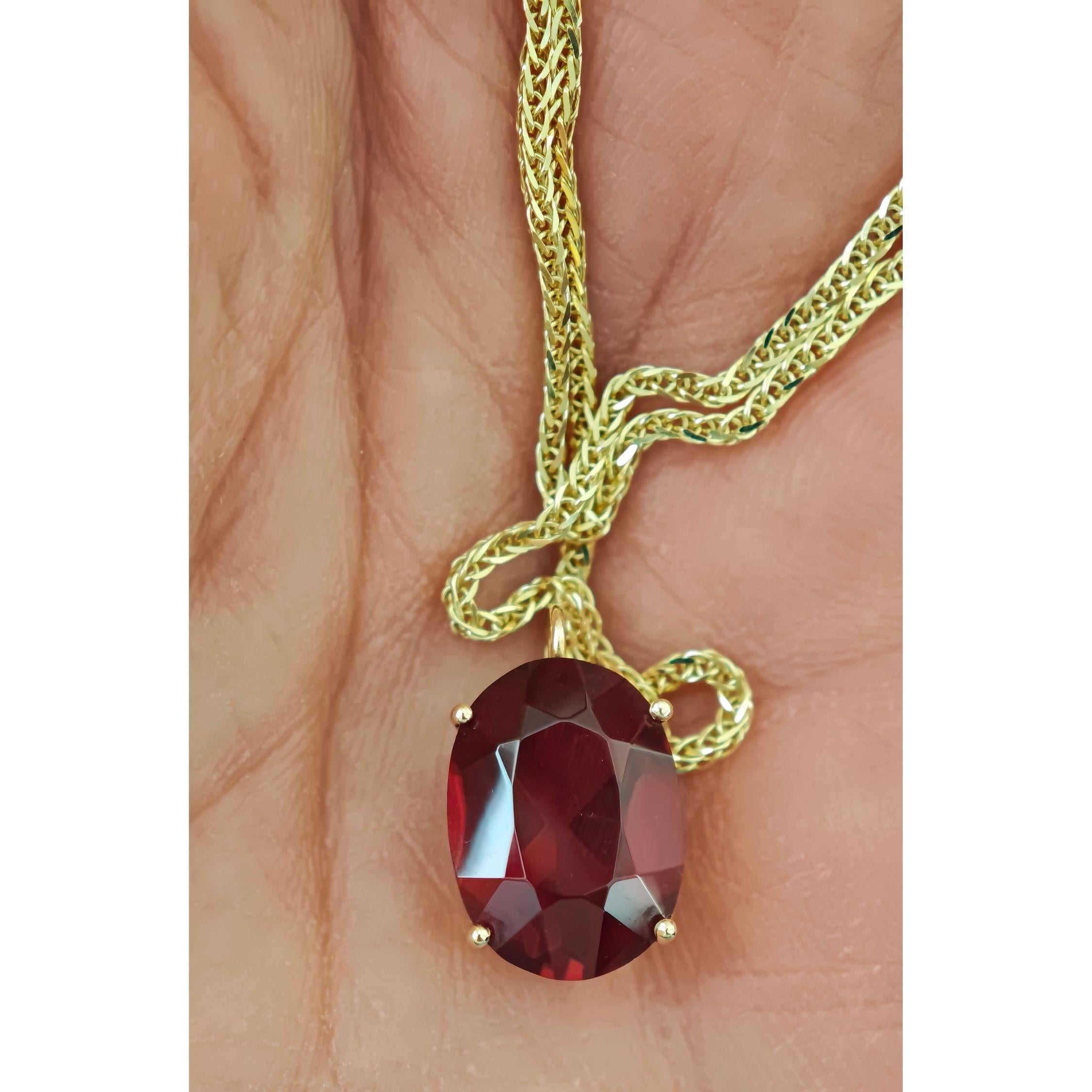 Ce collier pendentif saisissant met en valeur un magnifique rubis diffusion de 6,03 carats, élégamment serti en tant que pendentif solitaire unique. La pierre précieuse présente une teinte rouge riche et saturée qui capte magnifiquement la lumière,
