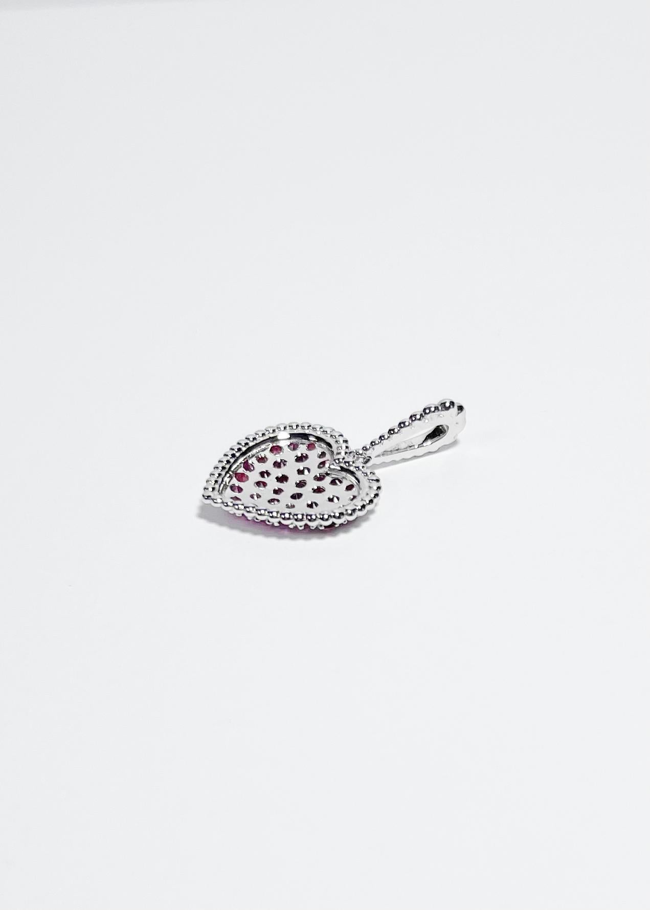 Pendentif en rubis serti dans des montures en or blanc 18K en vente 5
