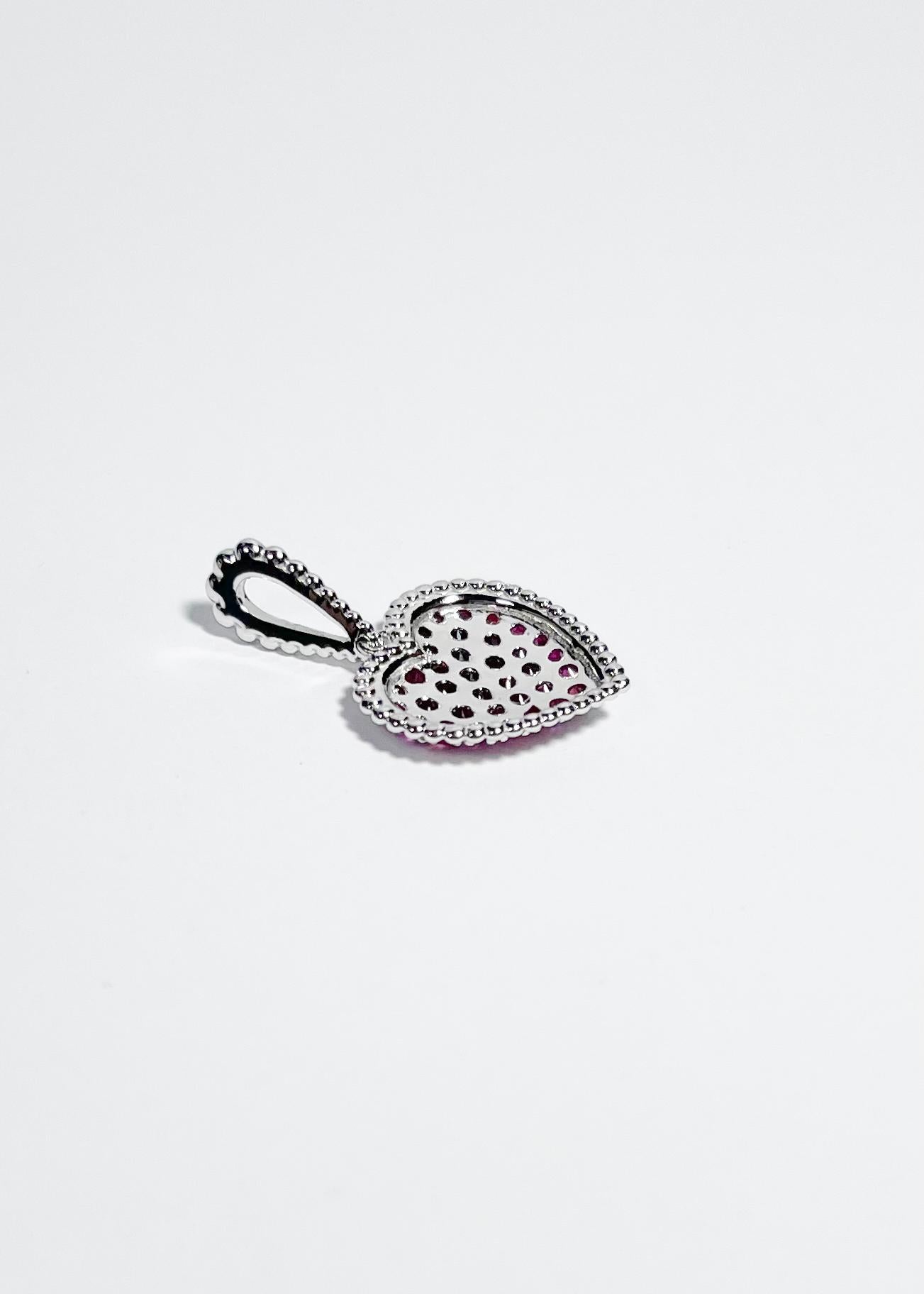 Pendentif en rubis serti dans des montures en or blanc 18K en vente 6