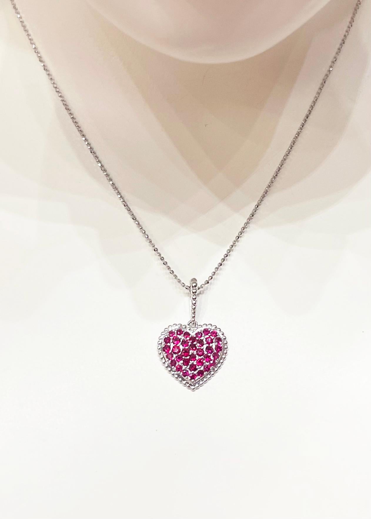 Pendentif en or blanc 18K serti d'un rubis de 1,16 carats
(chaîne non incluse)

Largeur : 1.7 cm 
Longueur : 2.7 cm
Poids total : 2.61 grammes

