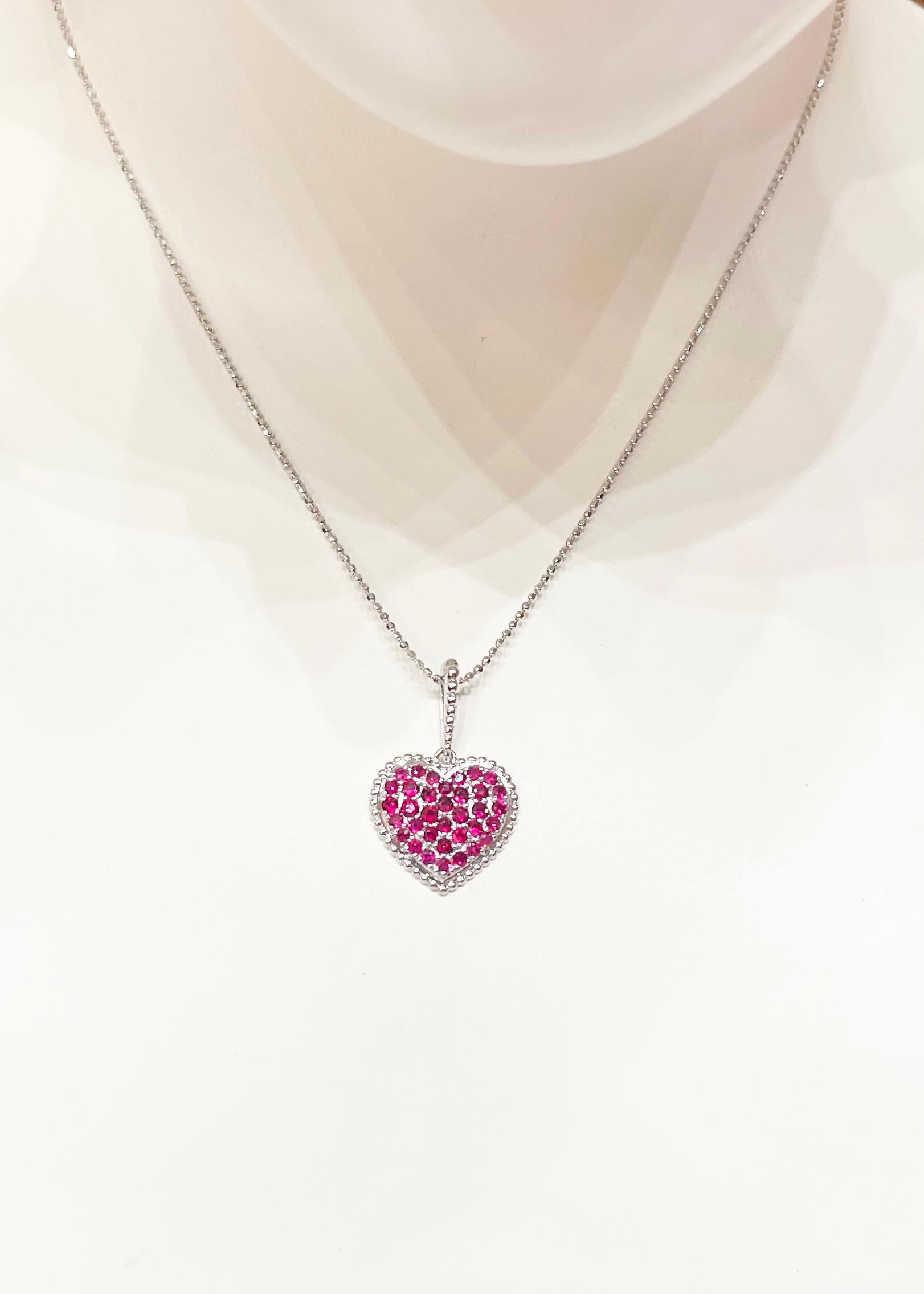 Contemporain Pendentif en rubis serti dans des montures en or blanc 18K en vente