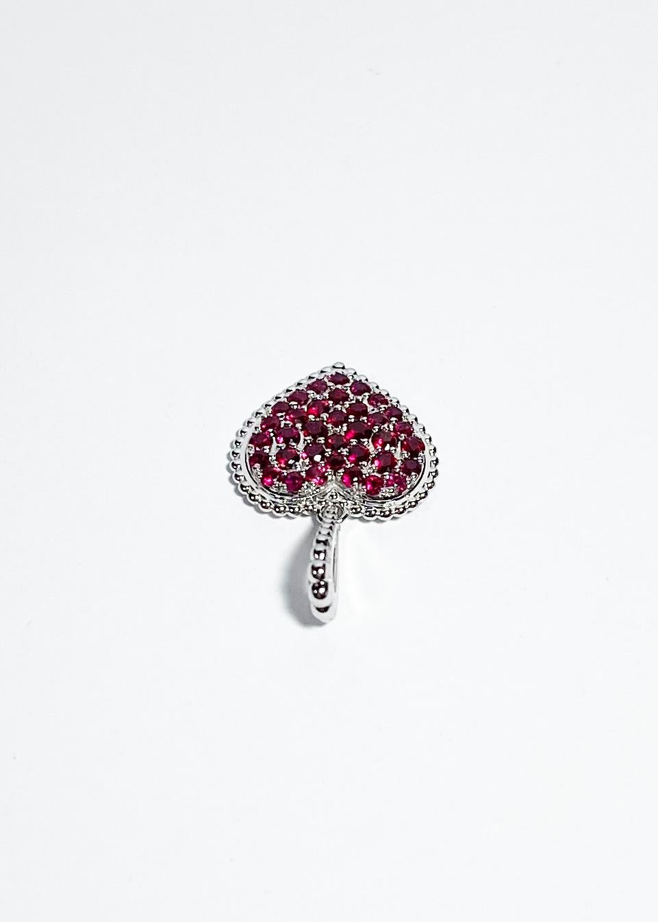 Pendentif en rubis serti dans des montures en or blanc 18K Unisexe en vente