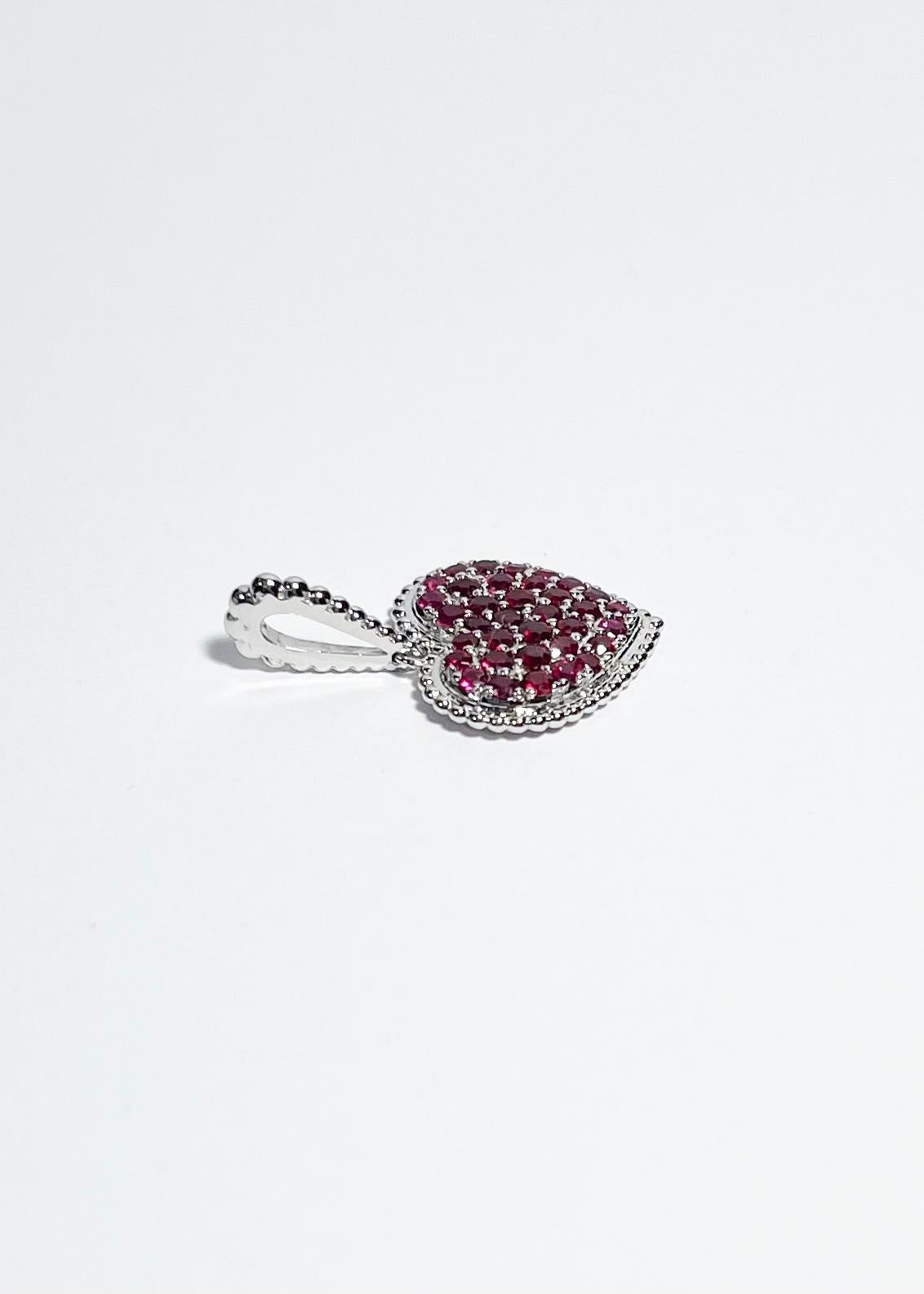 Pendentif en rubis serti dans des montures en or blanc 18K en vente 1