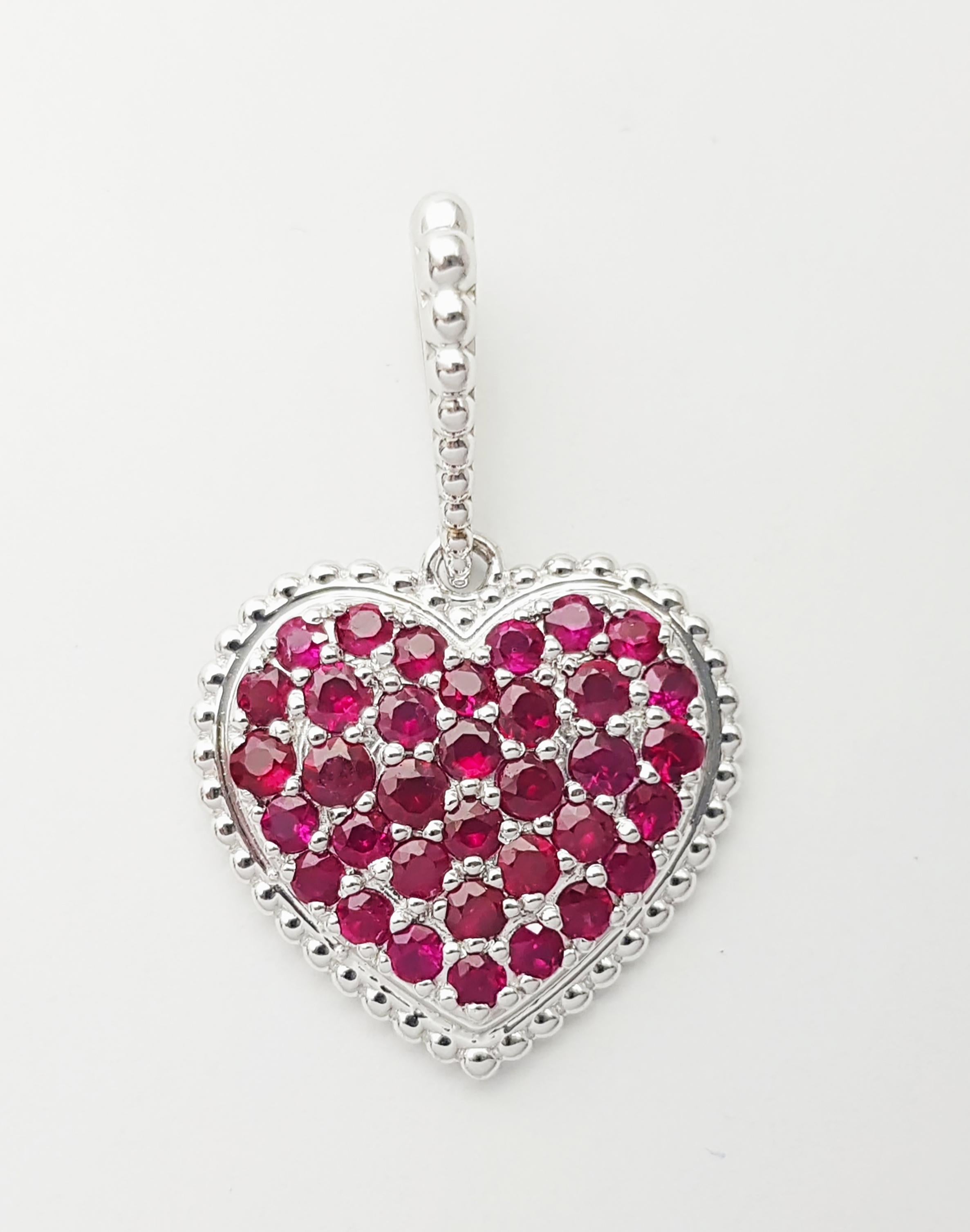 Pendentif en rubis serti dans des montures en or blanc 18K en vente 2