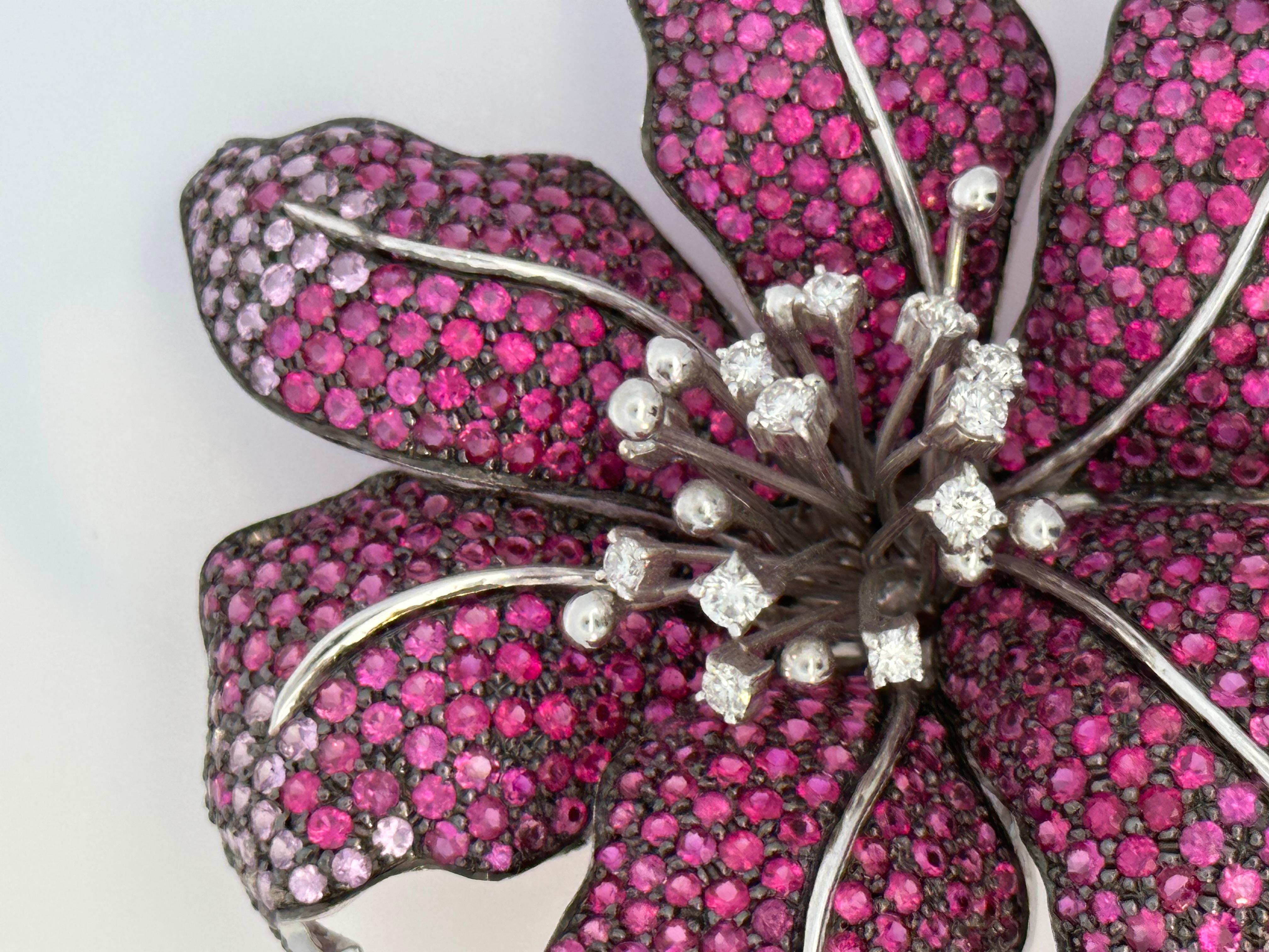 Contemporain Broche orchidée en or blanc 18 carats, rubis, saphir rose et diamants en vente