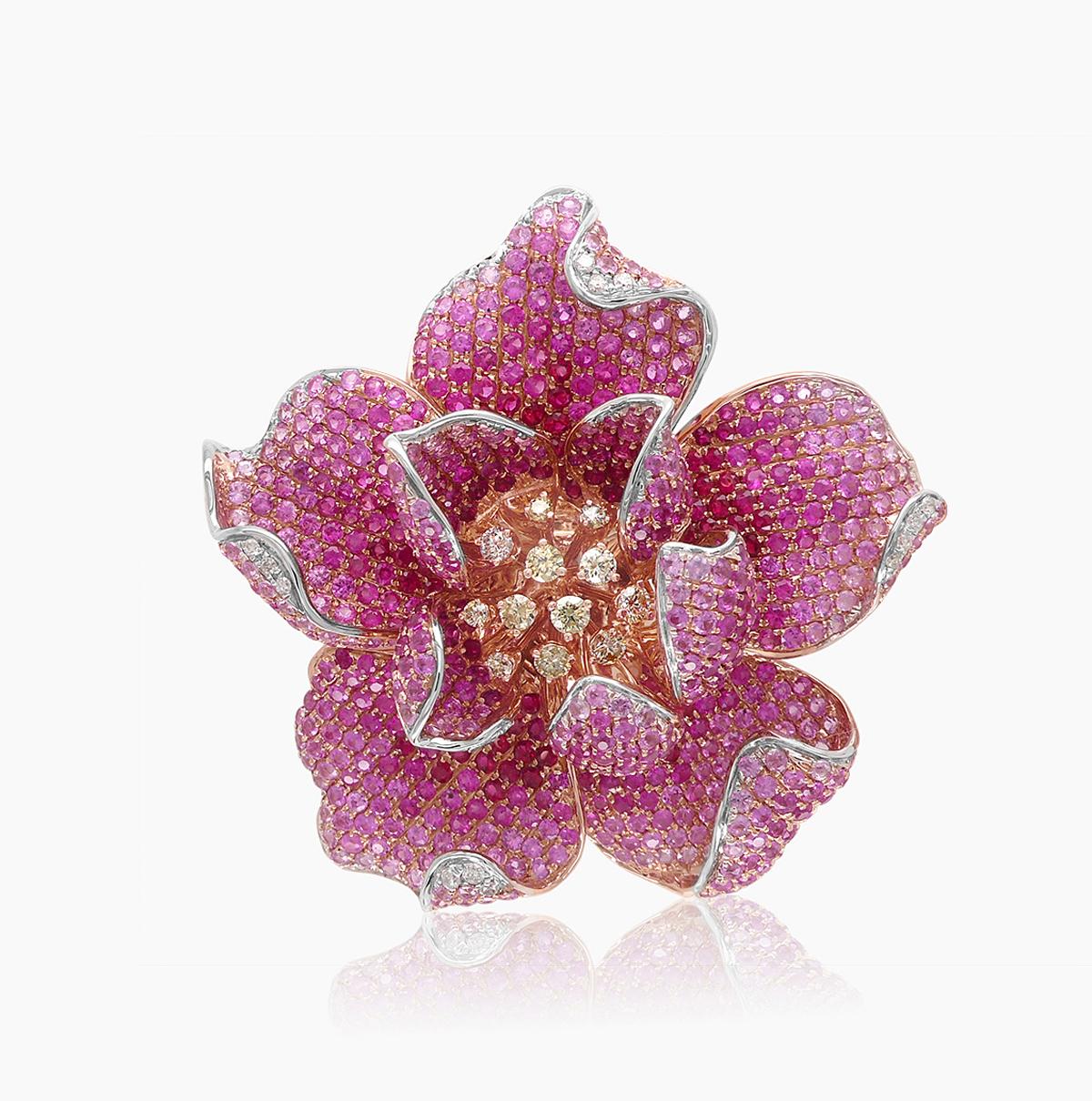Anello con fiori di rubino, zaffiro rosa e diamanti incastonati in oro rosa 18 carati In condizioni Nuovo in vendita a Oakton, VA