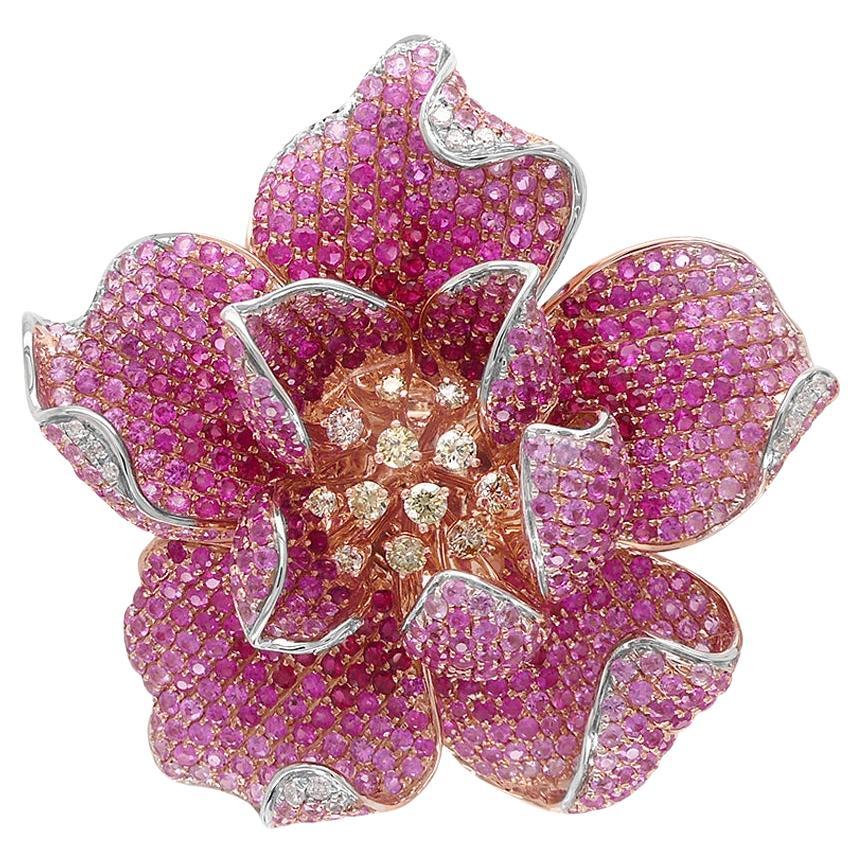 Anello con fiori di rubino, zaffiro rosa e diamanti incastonati in oro rosa 18 carati in vendita