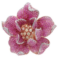 Anello con fiori di rubino, zaffiro rosa e diamanti incastonati in oro rosa 18 carati