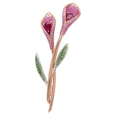 Spilla in oro rosa 18 carati con fiore di rubino, zaffiro e granato verde e diamanti