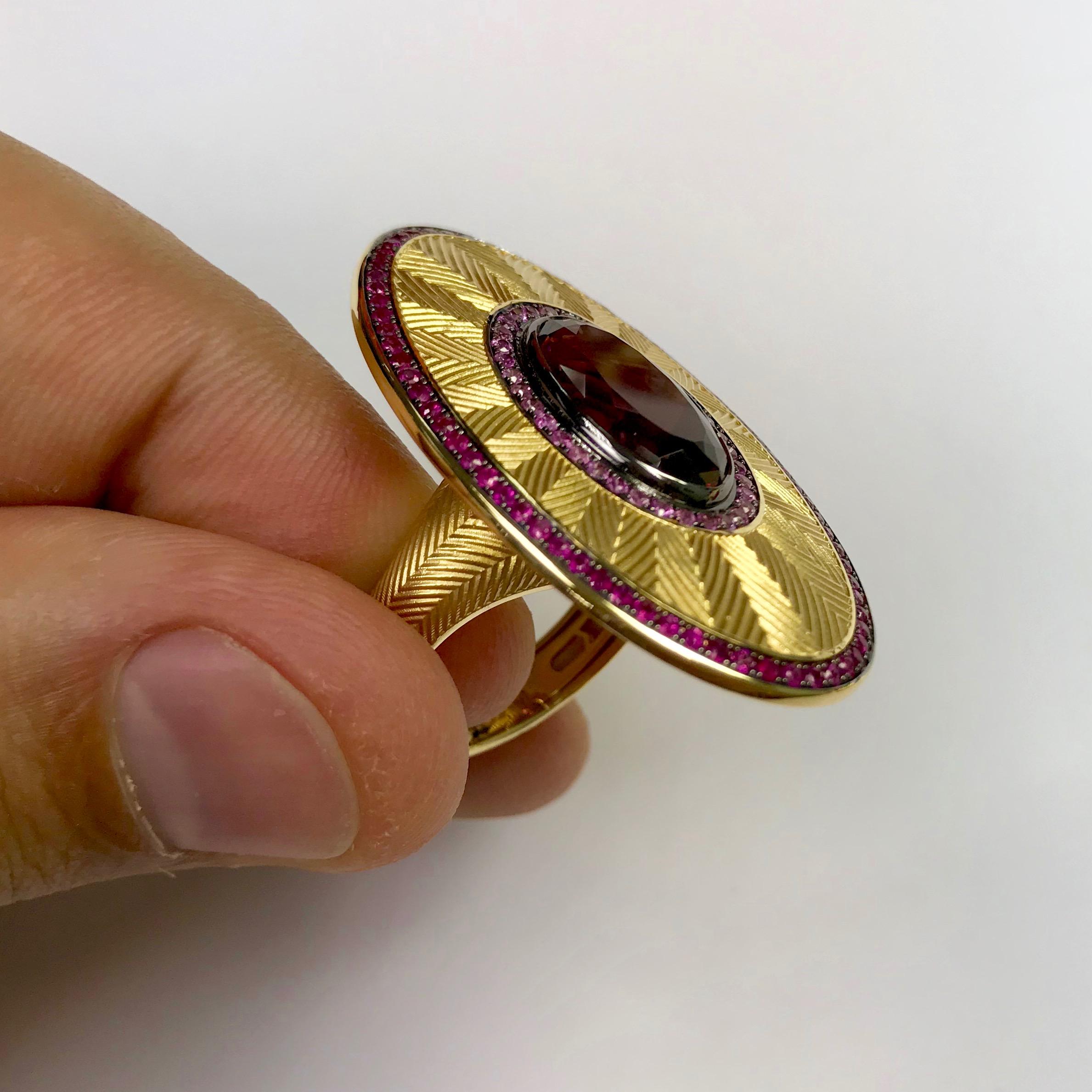 Neoclassical Ruby Pink Sapphire Rhodolite Garnet 18 Karat Yellow Gold Classical Ring For Sale