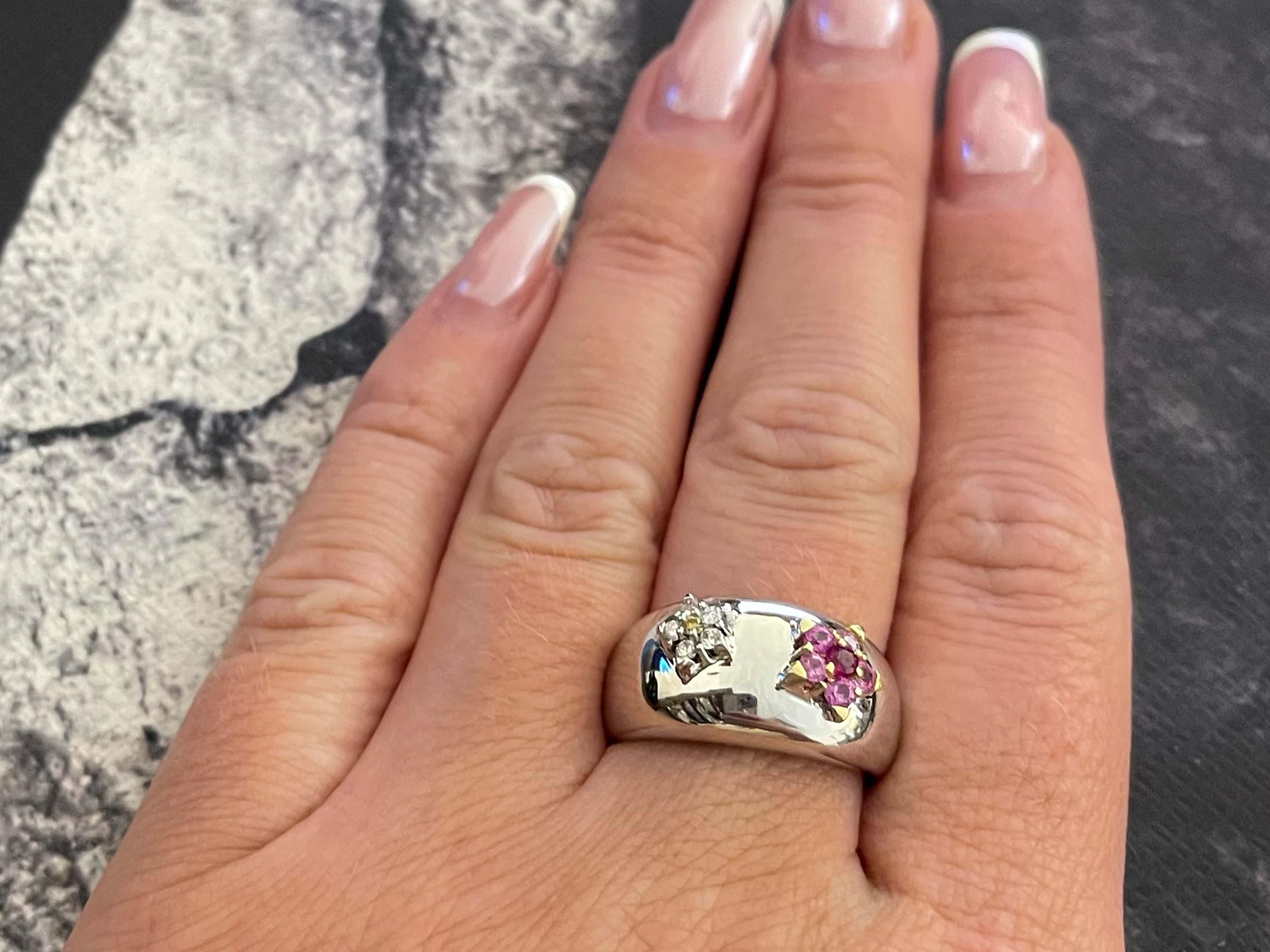 Especificaciones del artículo:

Metal: Oro blanco de 18 quilates 

Cantidad de diamantes: 6 talla brillante (5 diamantes blancos, 1 amarillo)
Recuento de rubíes rojos: 1

Recuento de zafiros rosas: 5

Tamaño del anillo: 8,25 (redimensionable)

Peso