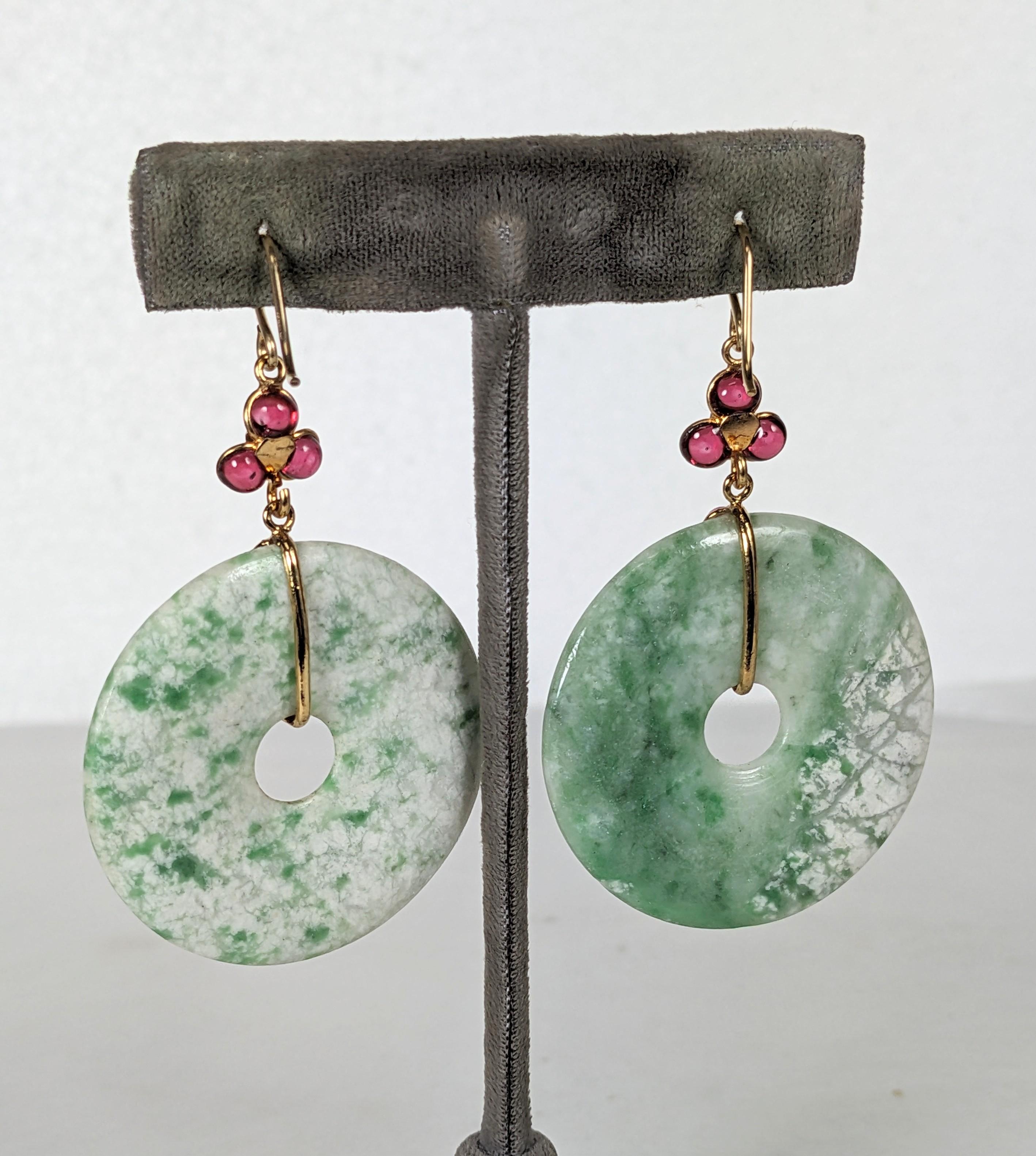 Taille ronde Boucles d'oreilles bi-disques en verre coulé rubis et quartz jade, MWLC en vente
