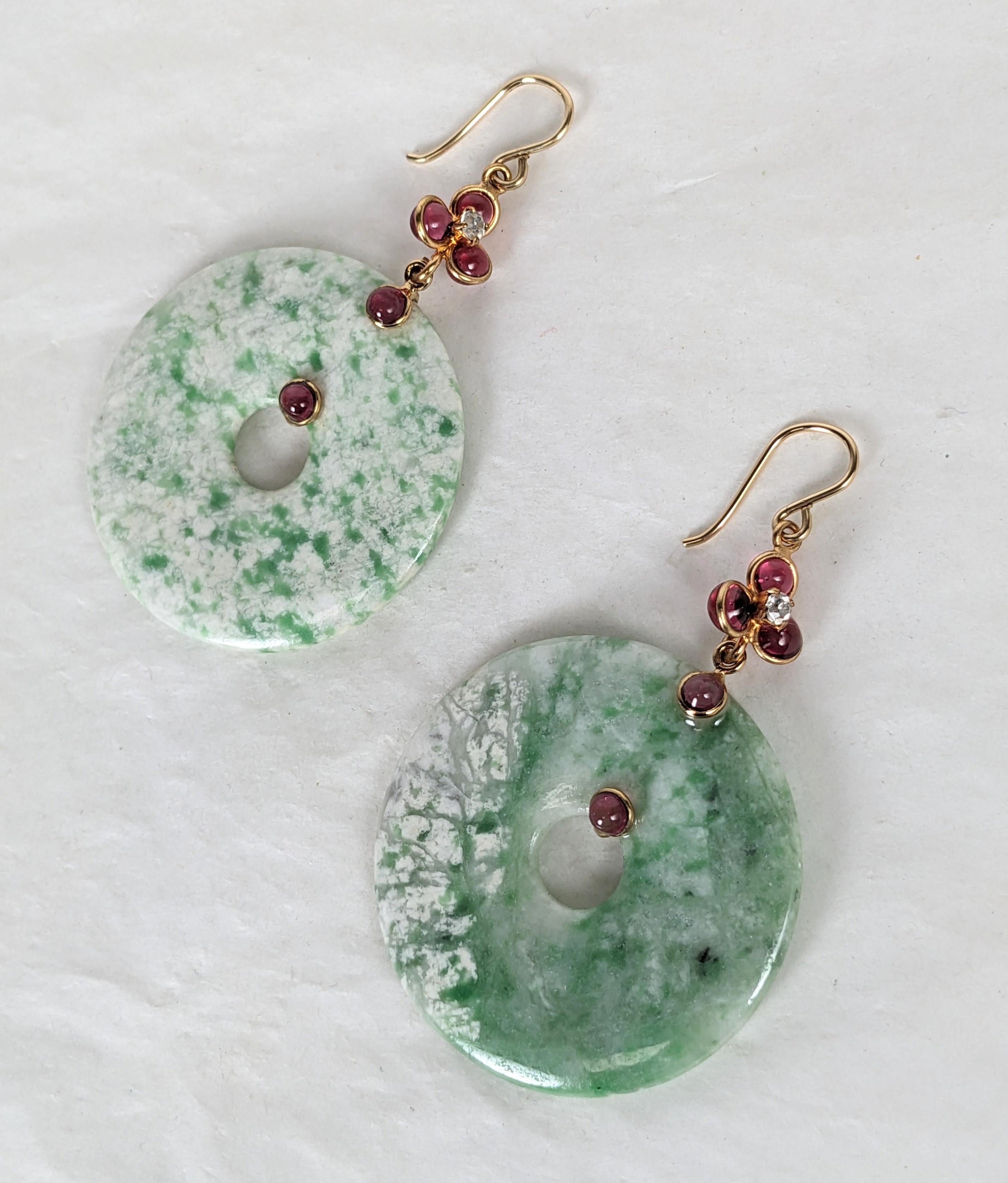 Boucles d'oreilles bi-disques en verre coulé rubis et quartz jade, MWLC Excellent état - En vente à New York, NY