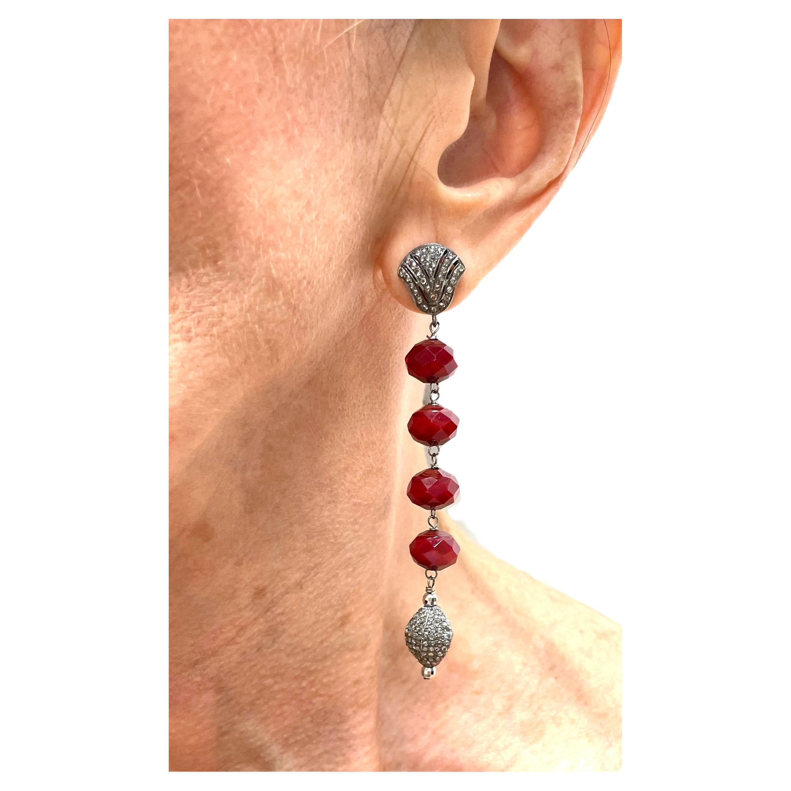 Descrizione
Sciccoso e drammatico, sontuoso e lussuoso con un tocco di moda, questo ti stuzzica? Irresistibile quarzo rubino rosso vibrante con orecchini a ventaglio con pavé di diamanti e intrecci di diamanti ovali con pavé. Ora sei pronto per le