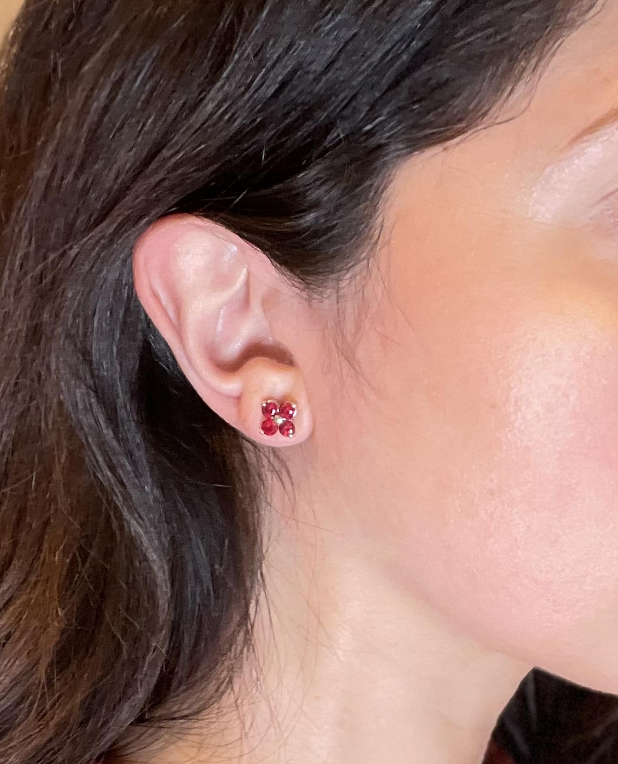 Taille ronde Boucles d'oreilles rubis quadrilobées, or blanc 14K en vente