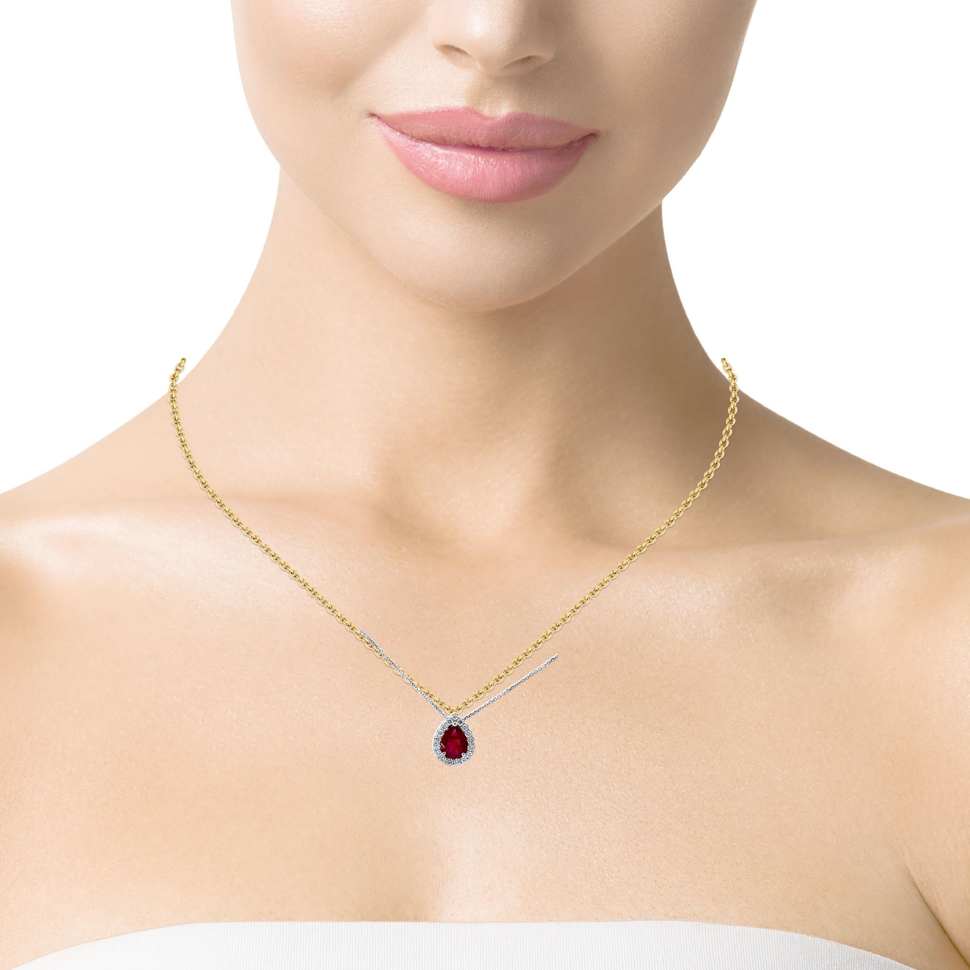 Illumina il tuo collo con un tocco opulento di lusso raffinato, il nostro accattivante ciondolo con diamanti e rubini su una catena chic. Questo incantevole pezzo è meticolosamente realizzato con materiali di qualità superiore e presenta un design