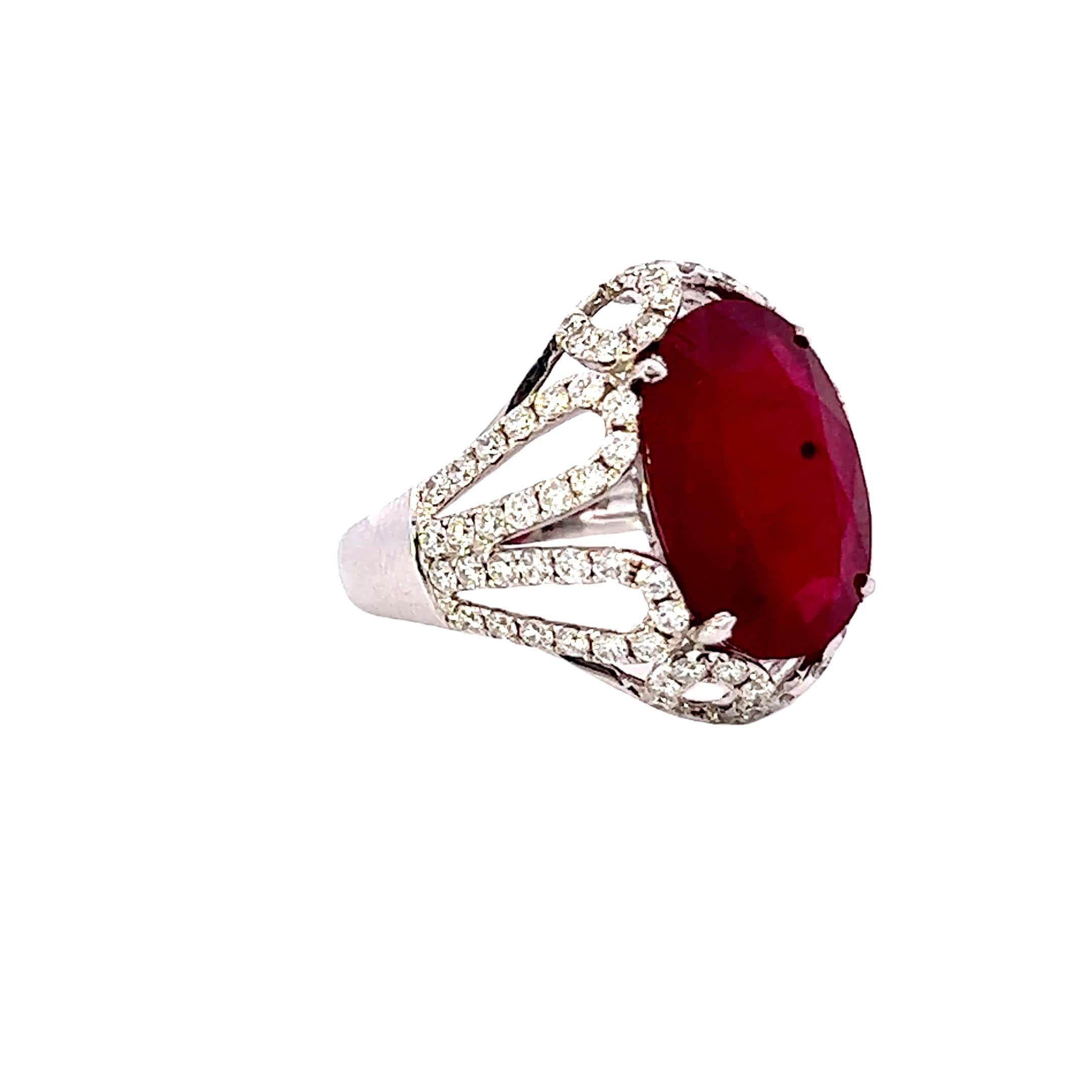 Lasciati conquistare dal fascino senza tempo del nostro squisito anello con pietre rosse e diamanti. Questo splendido pezzo è realizzato con materiali di prima qualità che uniscono eleganza e durata.