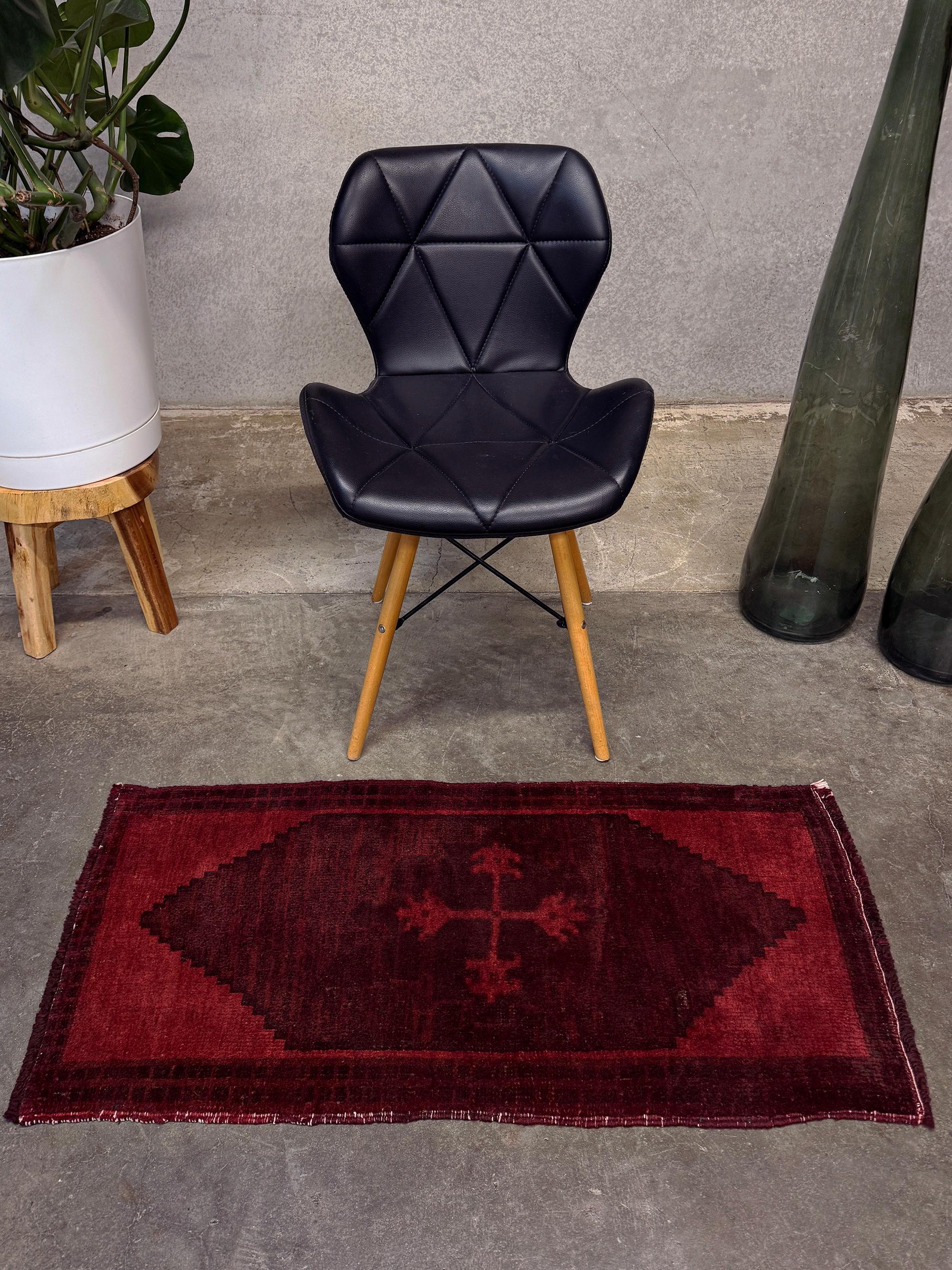 Moderno Ruby Red Anatolian Mini Rug • Handmade Turkish Bathmat / Doormat • 18x40 in vendita