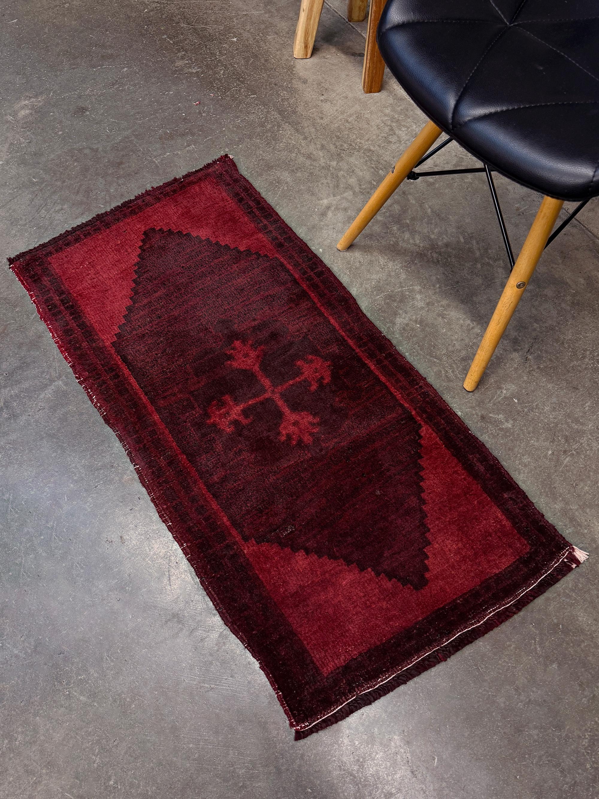 Annodato a mano Ruby Red Anatolian Mini Rug • Handmade Turkish Bathmat / Doormat • 18x40 in vendita