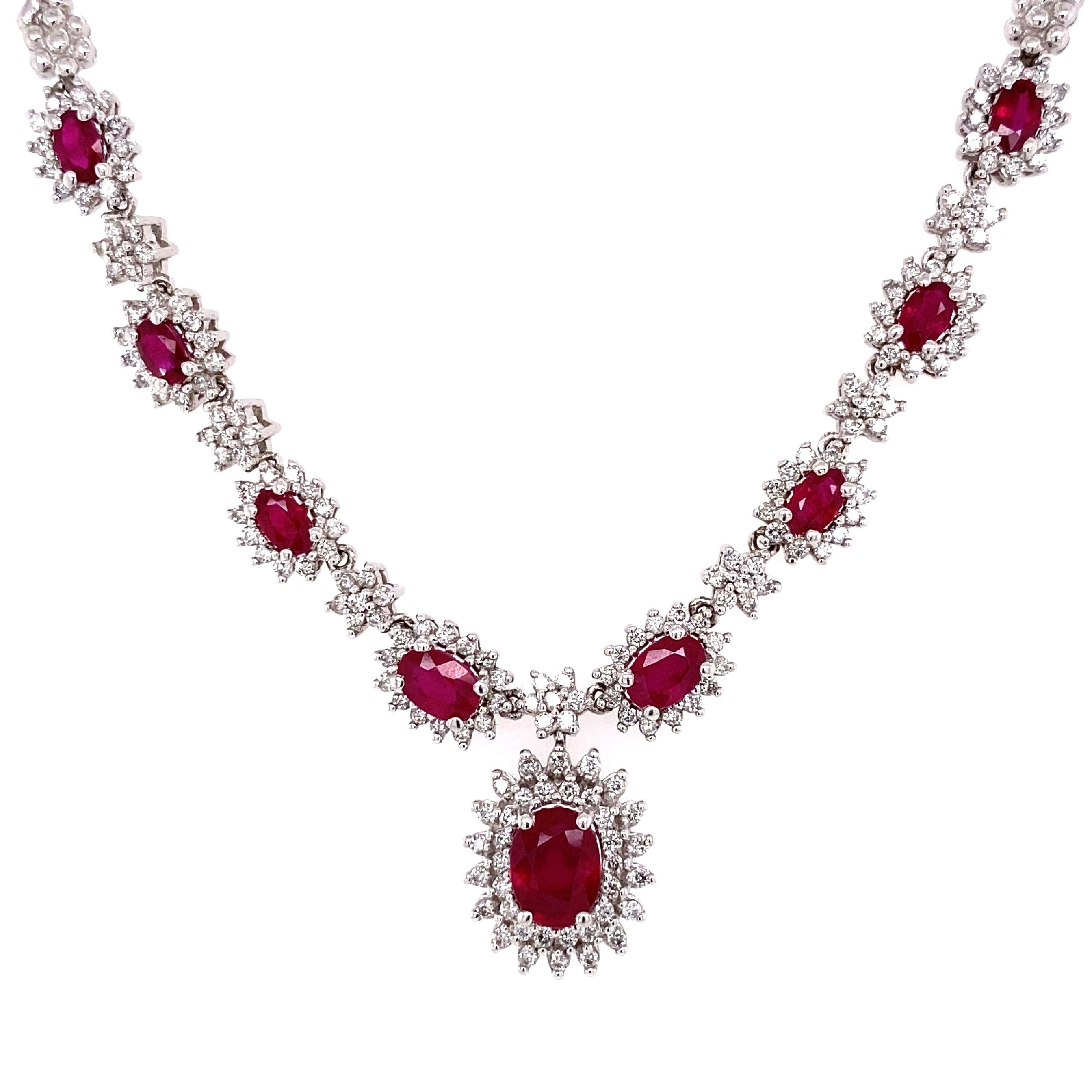 Tout simplement fabuleux ! Magnifique collier de rubis rouges et de diamants finement détaillés. Serti à la main de rubis, pesant environ 2,90 ctw et de diamants, pesant environ 1,12 ctw. Fabriqué à la main en or blanc 14 carats. Longueur