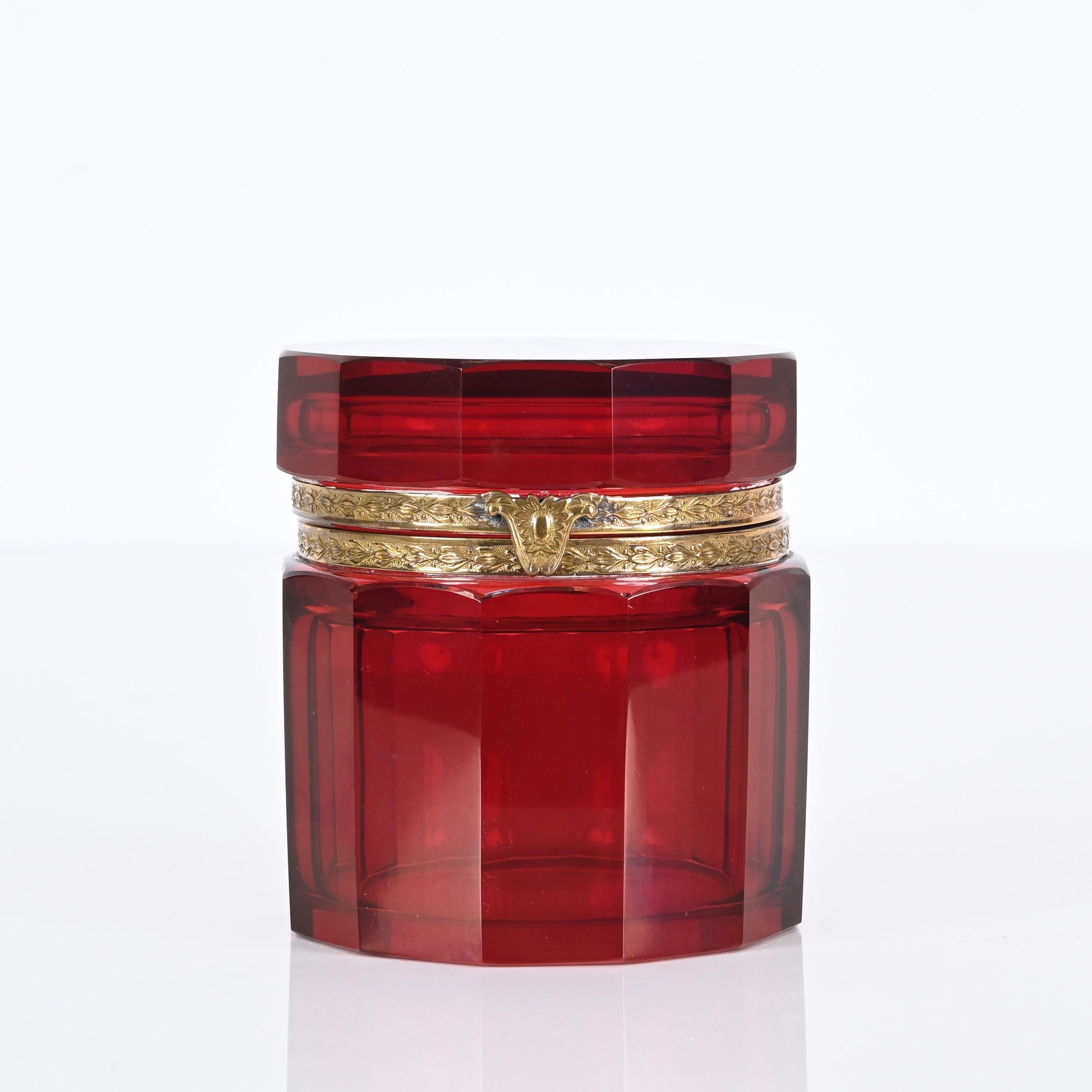Superbe boîte à bijoux en verre de Murano rouge rubis facetté et argent doré. Cette pièce incroyablement rare a été produite en Italie dans les années 1920. 

La boîte est ornée d'un exquis verre rouge rubis à 12 facettes qui brille sous tous les