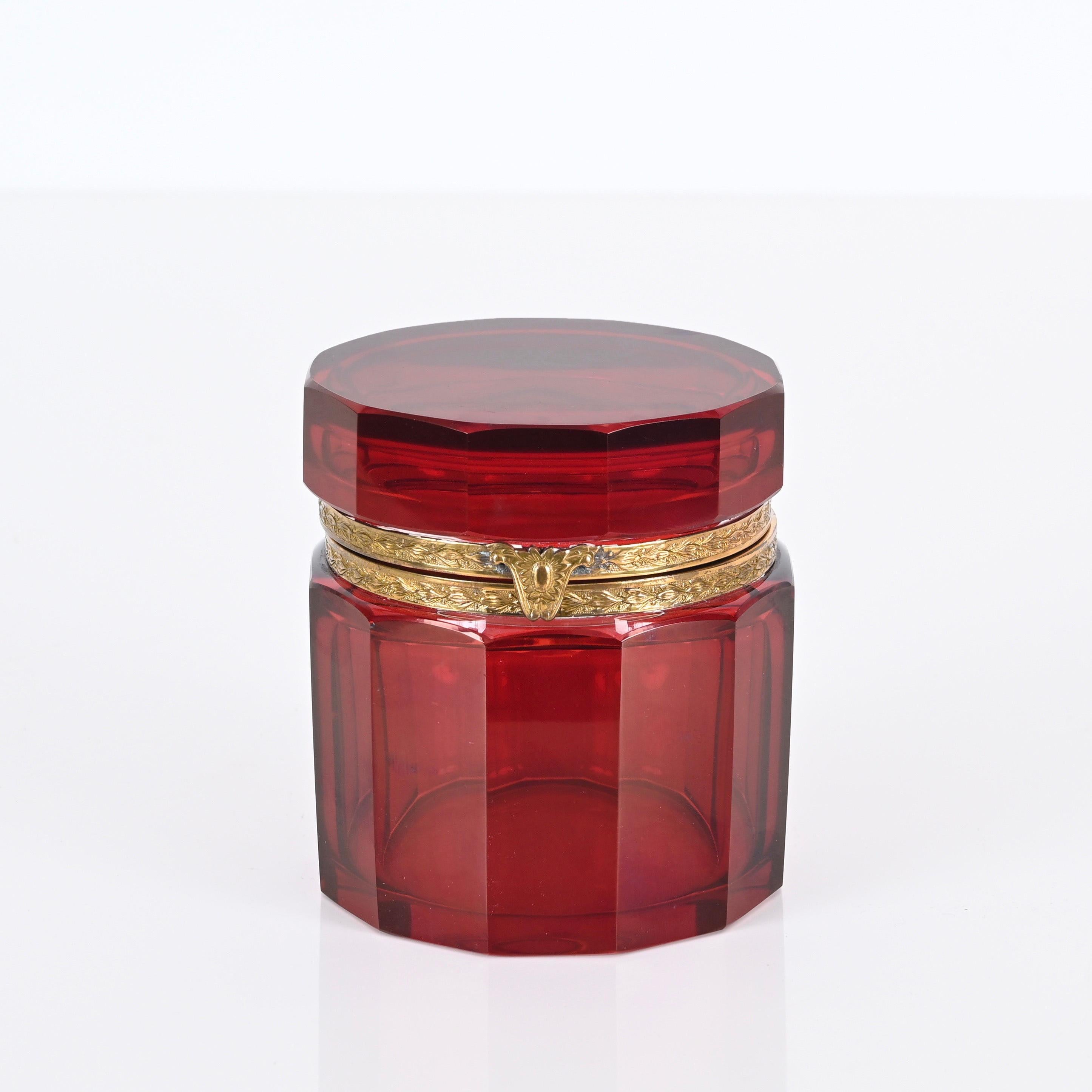 20ième siècle Boîte à bijoux en verre de Murano à facettes rouge rubis et argent doré, Italie des années 1920 en vente