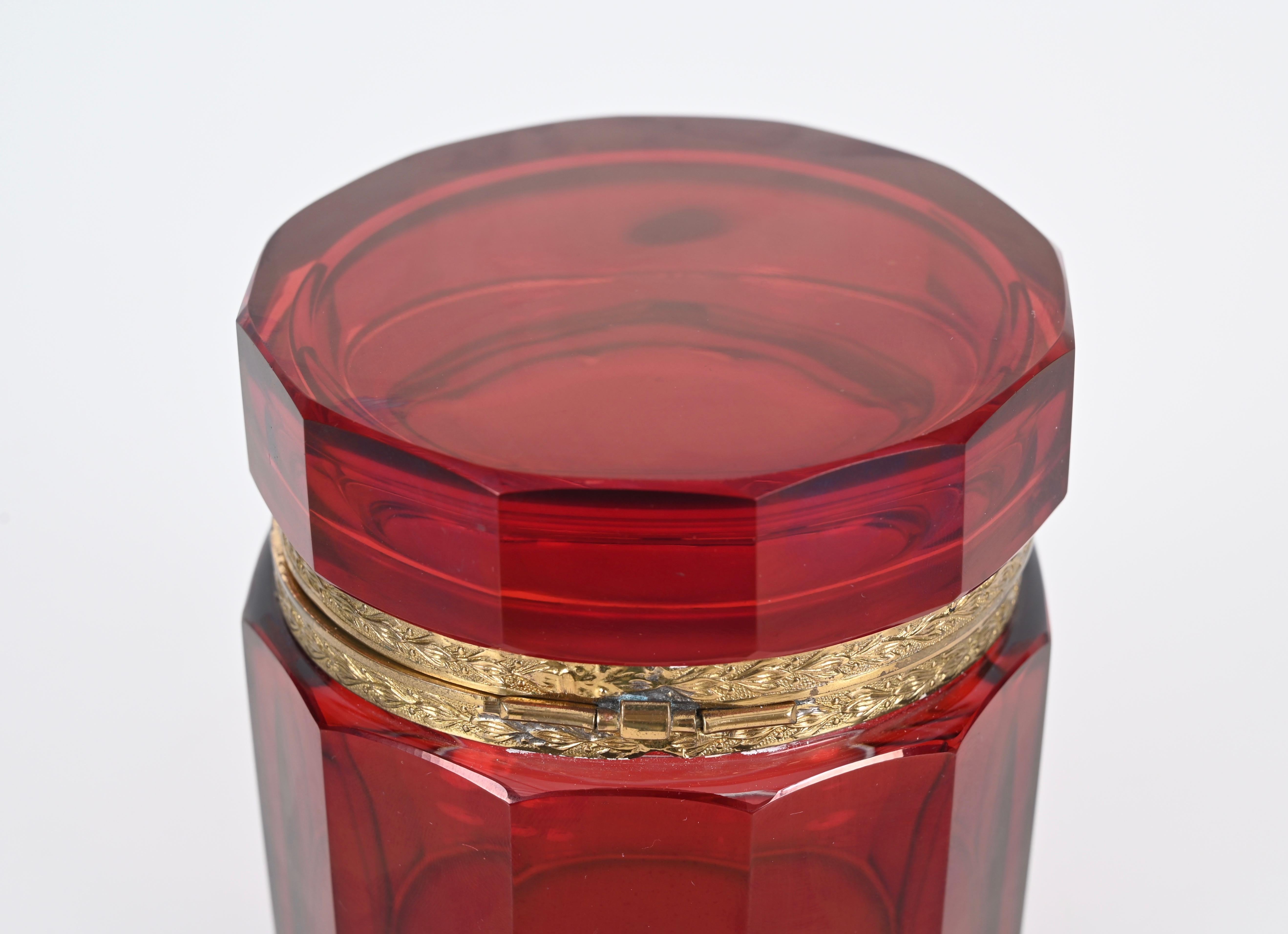 Verre Boîte à bijoux en verre de Murano à facettes rouge rubis et argent doré, Italie des années 1920 en vente