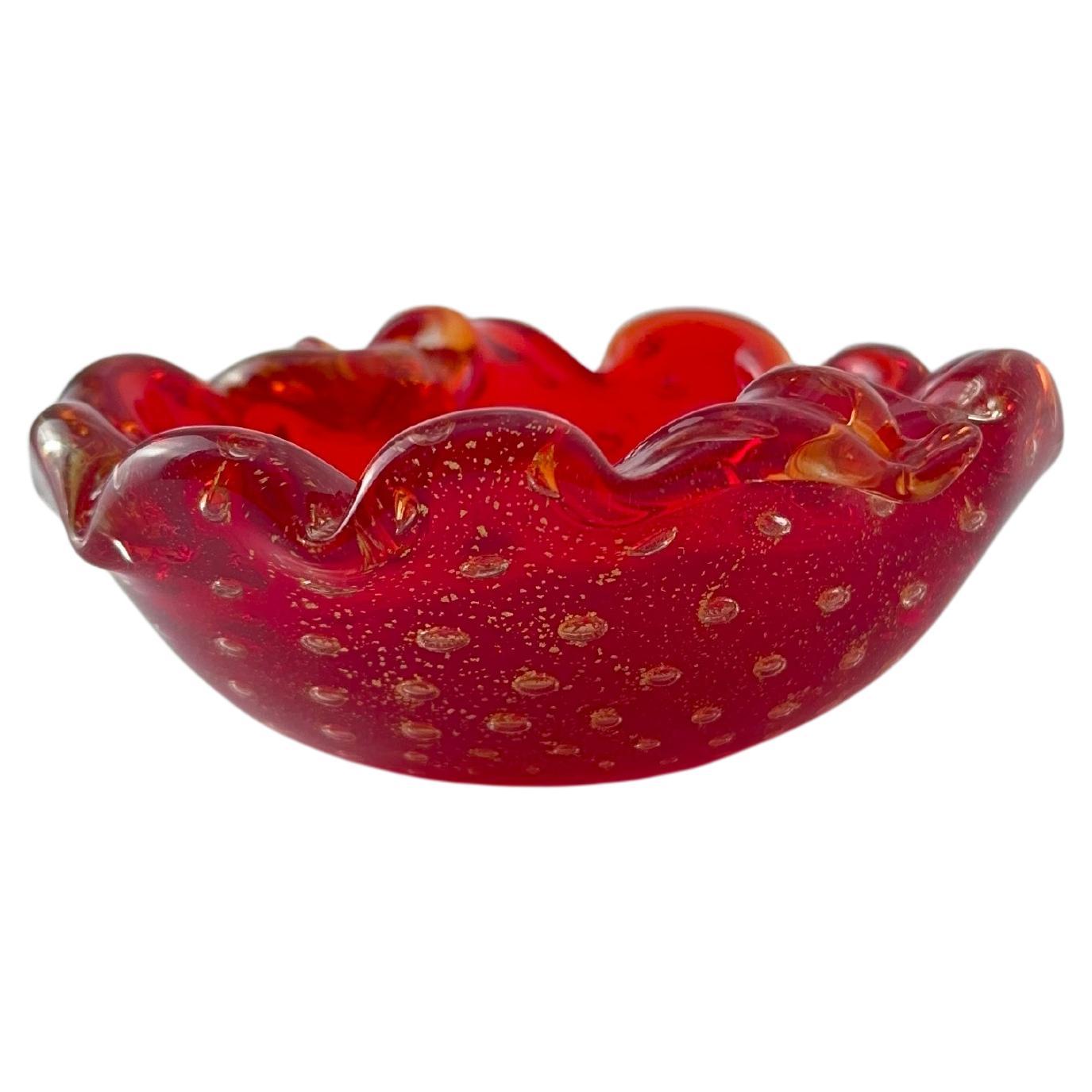 Cuenco de cristal de Murano Bullicante rojo rubí con motas doradas, Italia, años 60 en venta