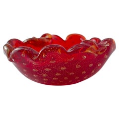 Rubinrote Bullicante Murano Glasschale mit Goldflecken, Italien, 1960er Jahre