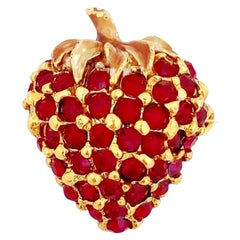 Broche en forme de fraise pavée en cristal rouge rubis de Ciner:: années 1960