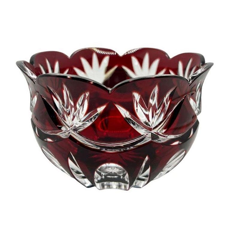 Un atemporal catchall de cristal tallado rojo rubí a transparente grabado de Fifth Avenue Crystal. Esta pieza está hecha con un 24% de cristal de plomo y se fabrica en Hungría. La etiqueta original sigue intacta y pegada al lateral. La parte