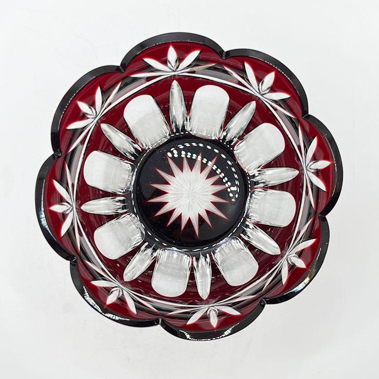 Plato de Caramelos de Cristal de Plomo Húngaro Tallado a Transparente Rojo Rubí Hungría Rococó en venta