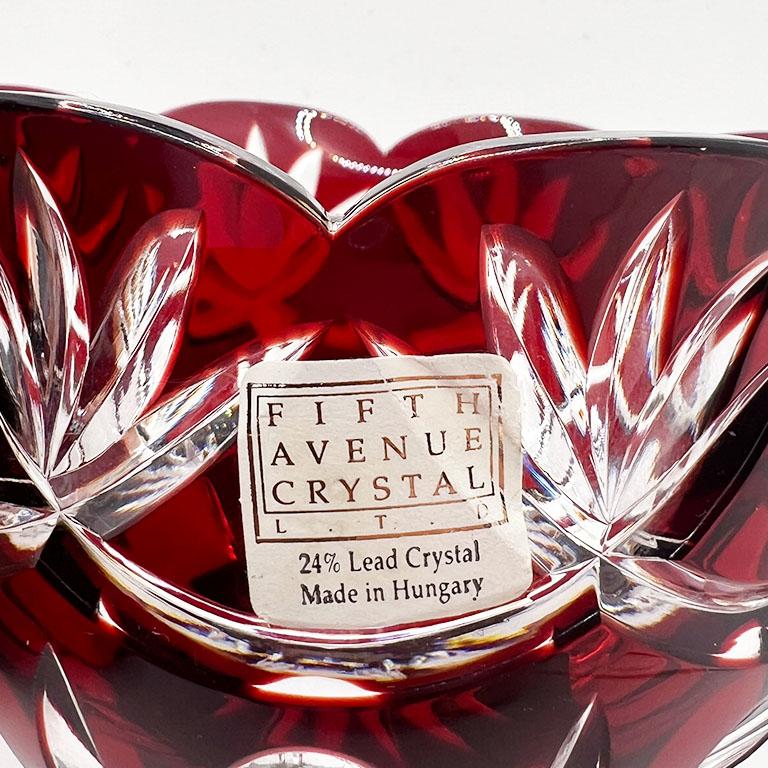 Plato de Caramelos de Cristal de Plomo Húngaro Tallado a Transparente Rojo Rubí Hungría en Bueno estado para la venta en Oklahoma City, OK