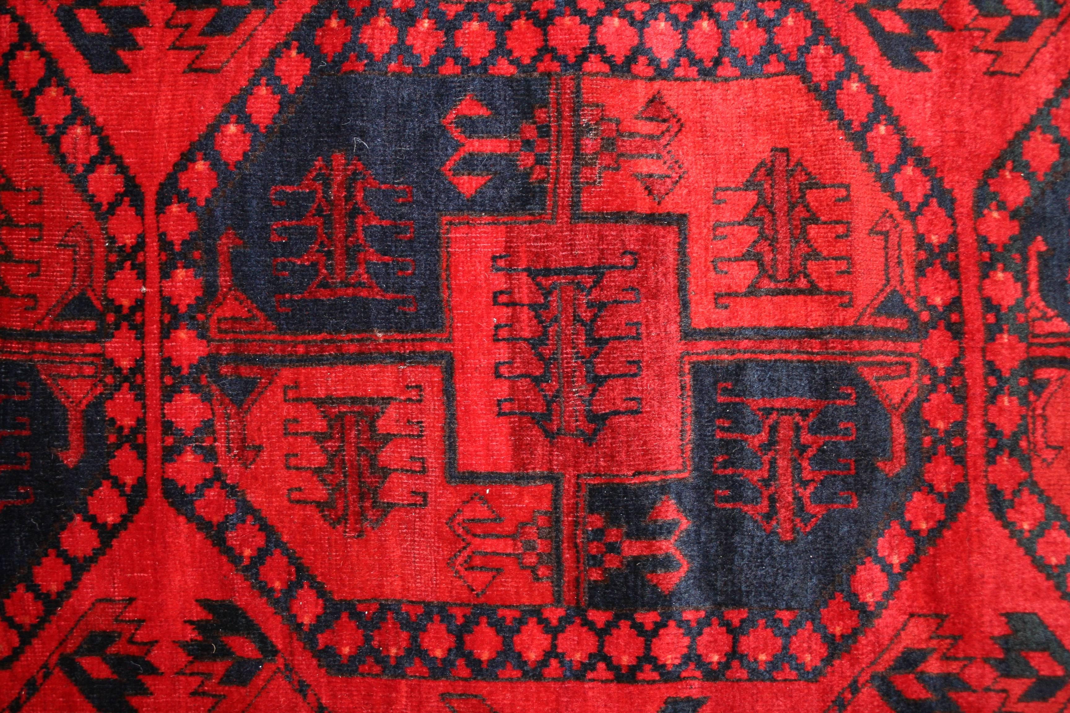 Tribal Tapis turkmène Ersari rouge rubis avec motif géométrique sur toute sa surface, années 1930 en vente