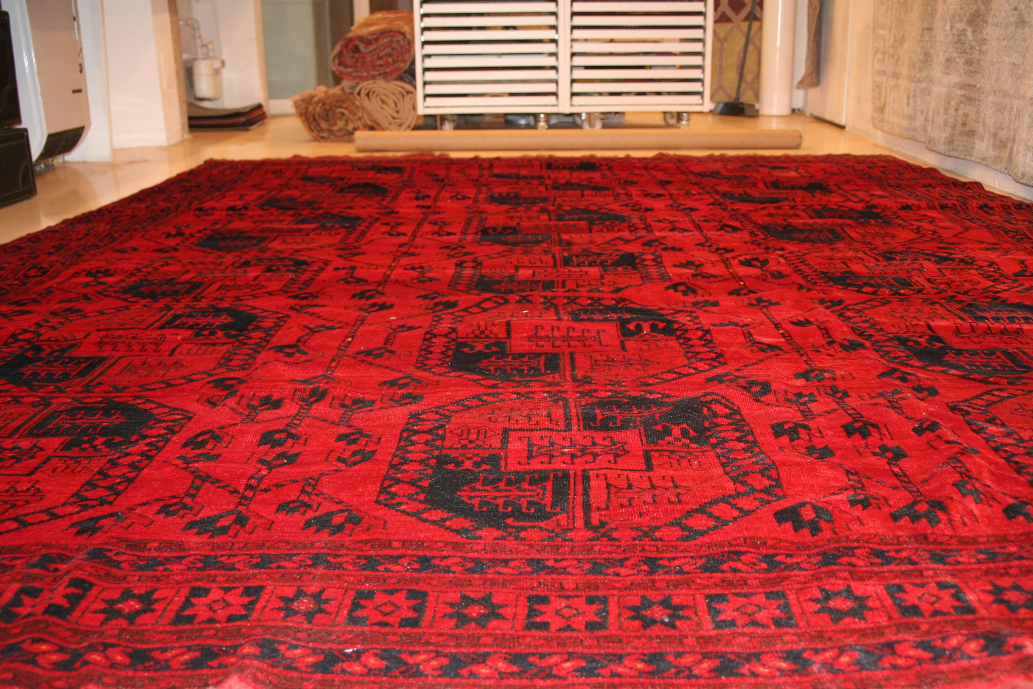 Turkmène Tapis turkmène Ersari rouge rubis avec motif géométrique sur toute sa surface, années 1930 en vente