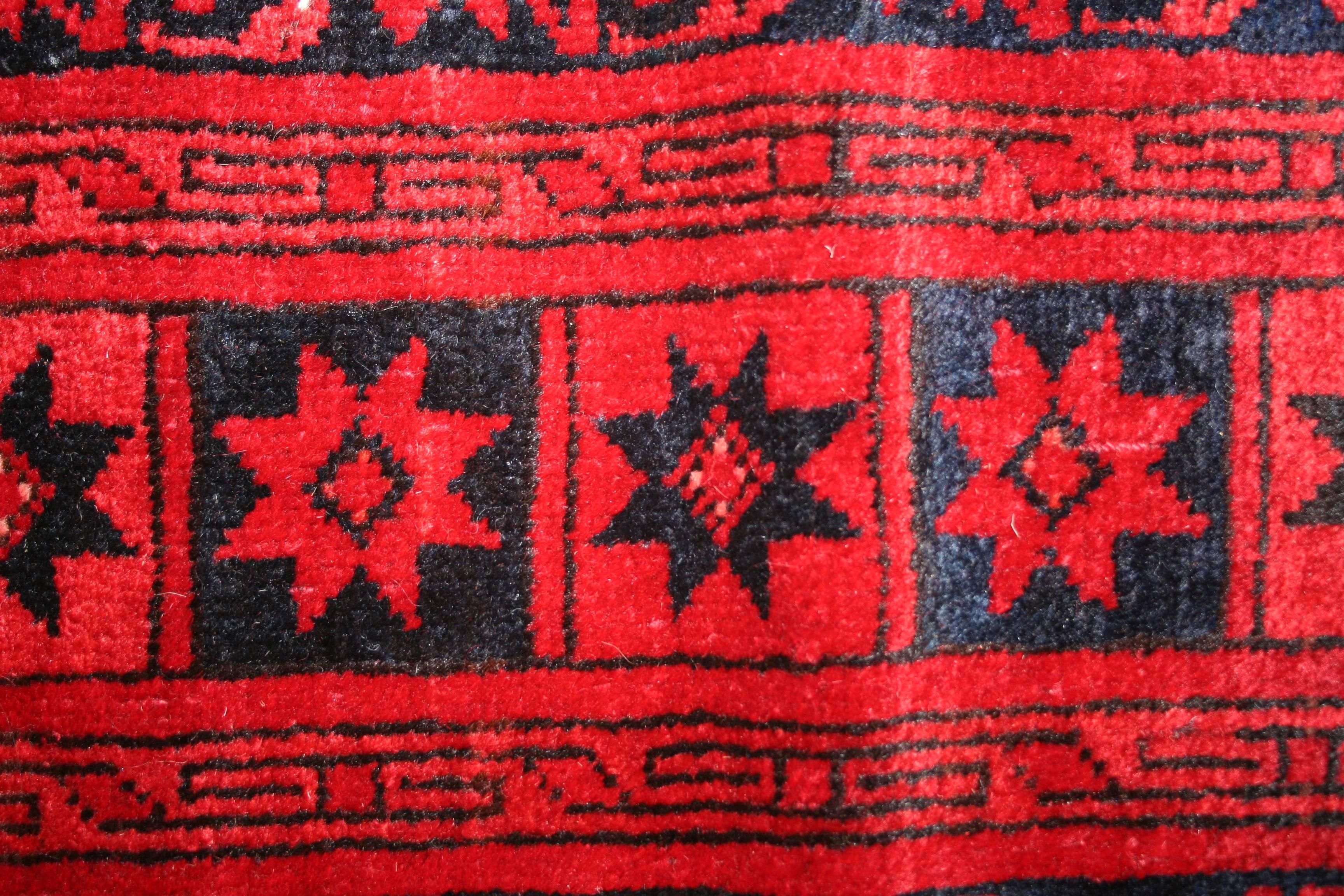 Noué à la main Tapis turkmène Ersari rouge rubis avec motif géométrique sur toute sa surface, années 1930 en vente