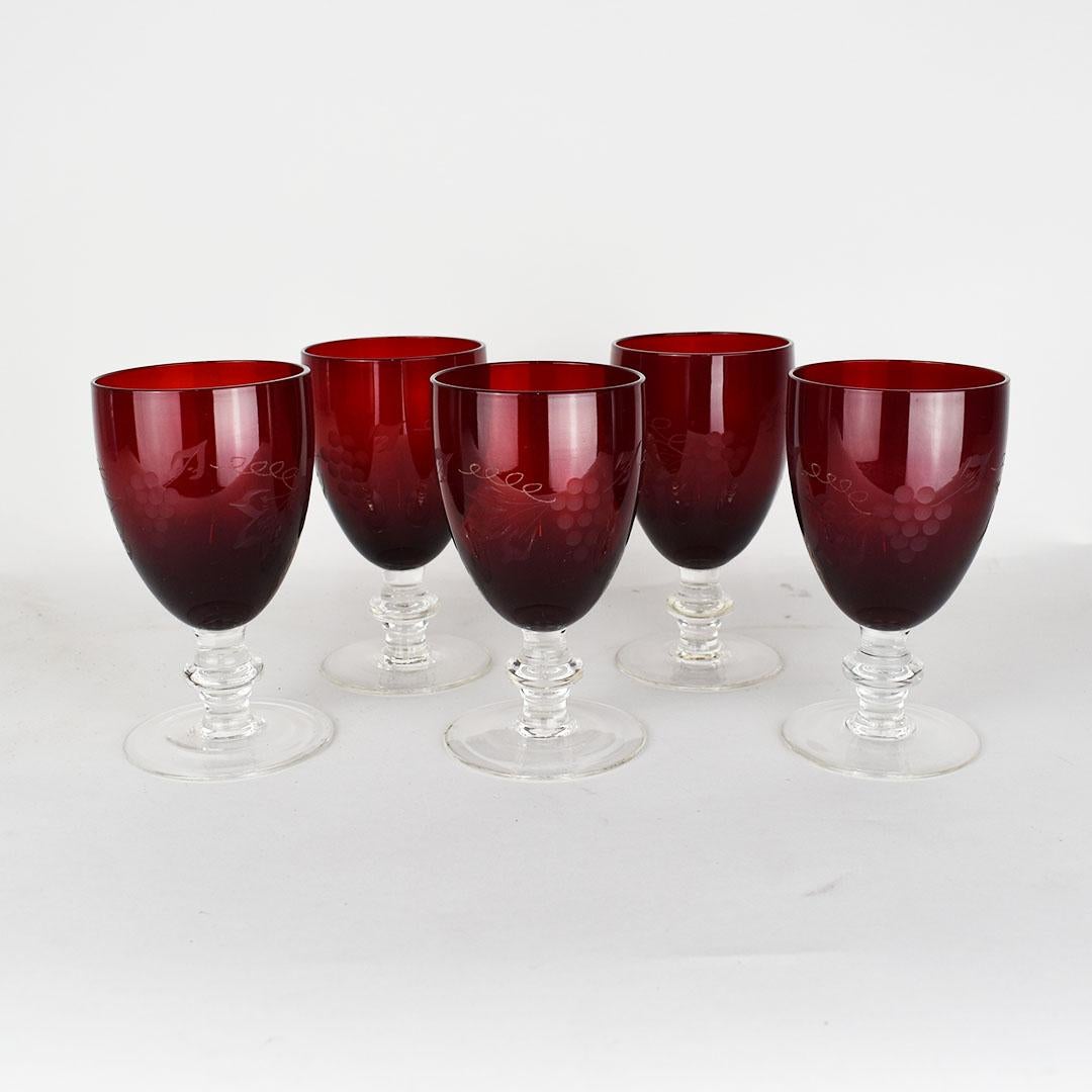 Rubinrote geätzte Glasgläser mit Kelchmuster und Traubenmuster (Amerikanische Klassik) im Angebot