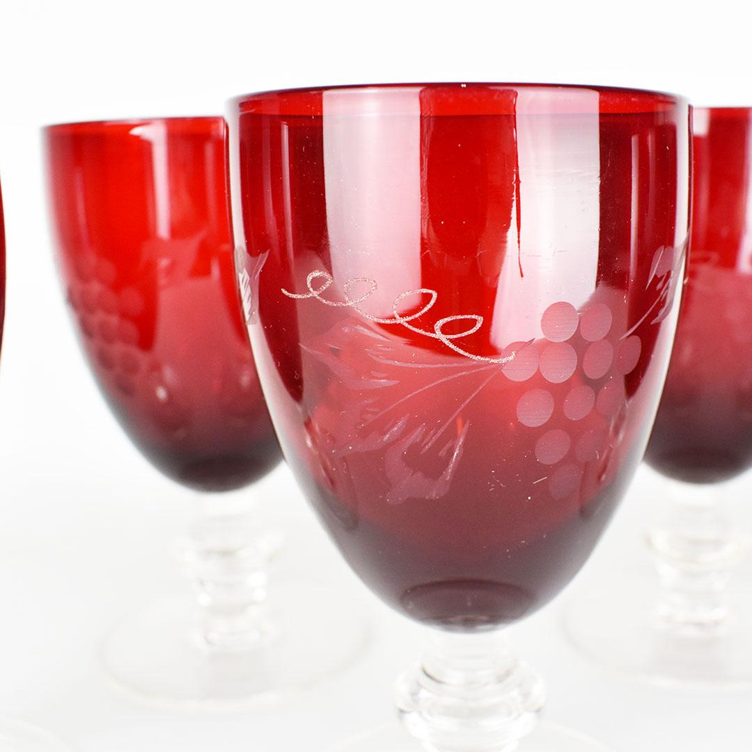 Américain Verres à pied en verre gravé rouge rubis avec motif de raisin en vente