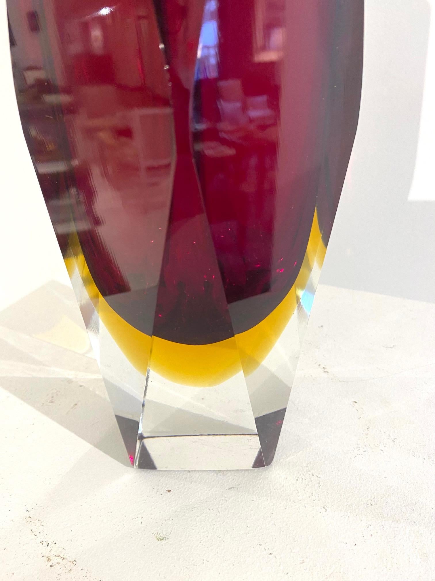 Rubinrot  Facettiert  Vase aus Murano Sommerso-Glas  von Alessandro Mandruzzato  im Angebot 1