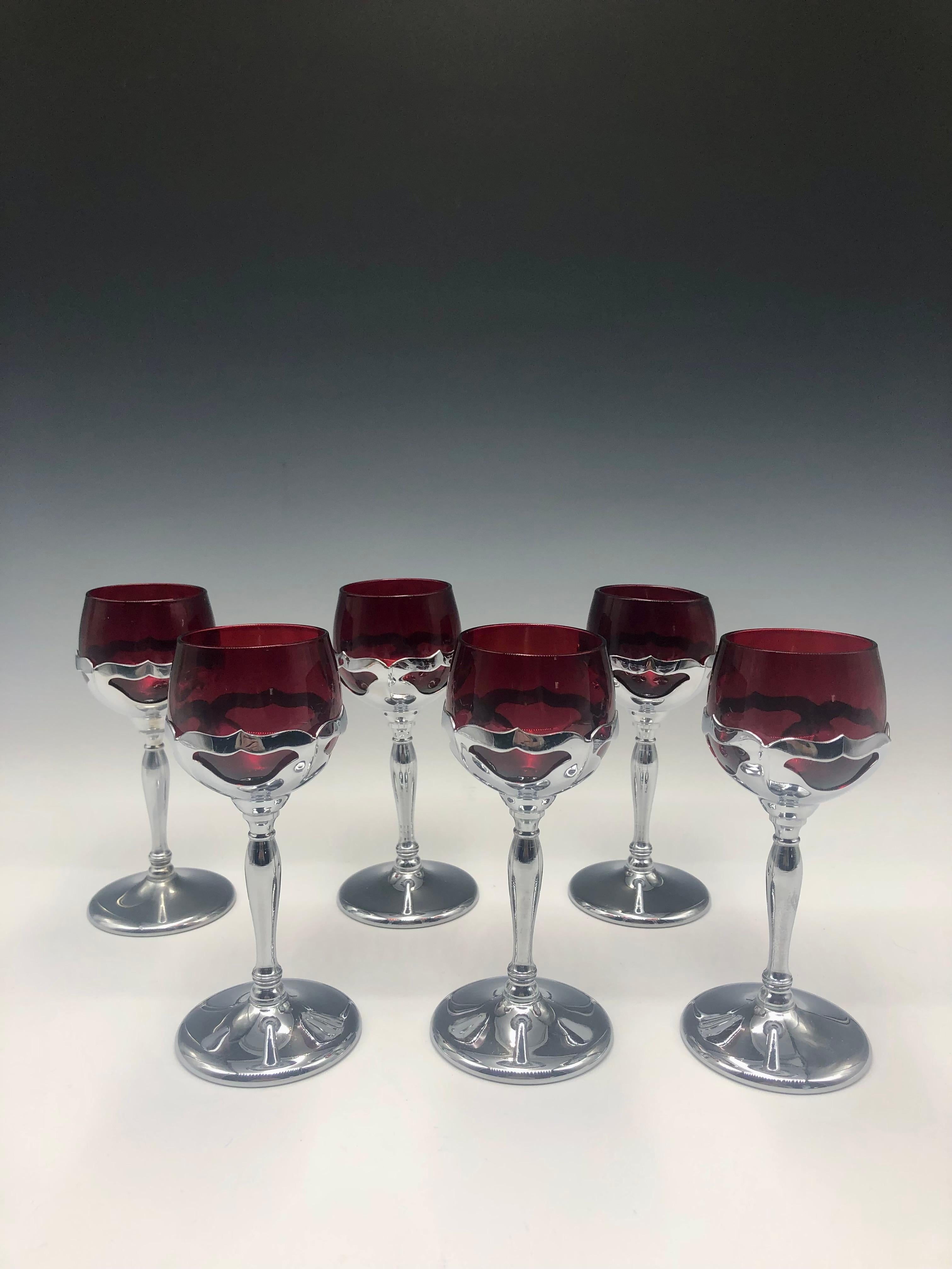 Elegant ensemble de 6 verres à cocktail Farber Brothers des années 1940-1950, rouge rubis, avec des tiges chromées. 

Taille : 6 