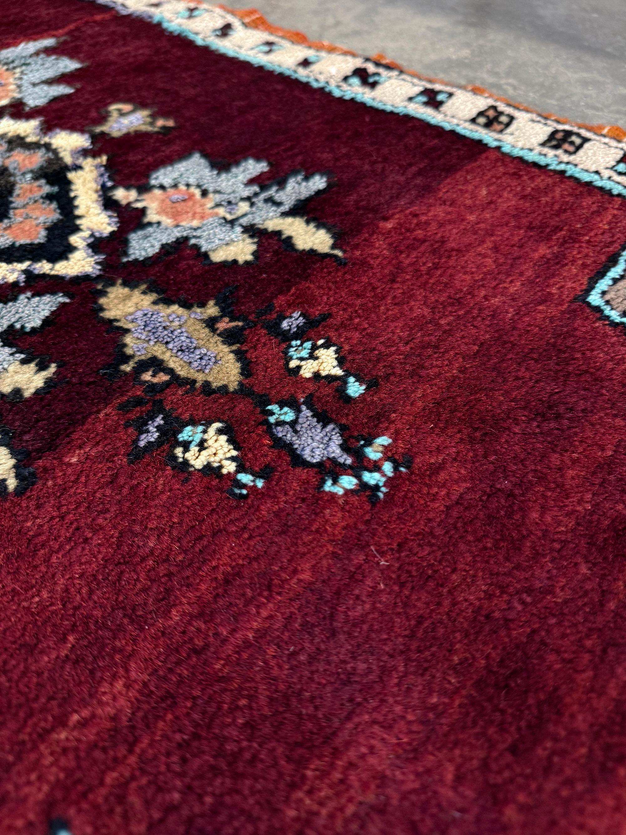 Rubinroter geblümter anatolischer Yastik / Mini-Teppich - • Vintage Türkische Badematte / Fußmatte (Wolle) im Angebot