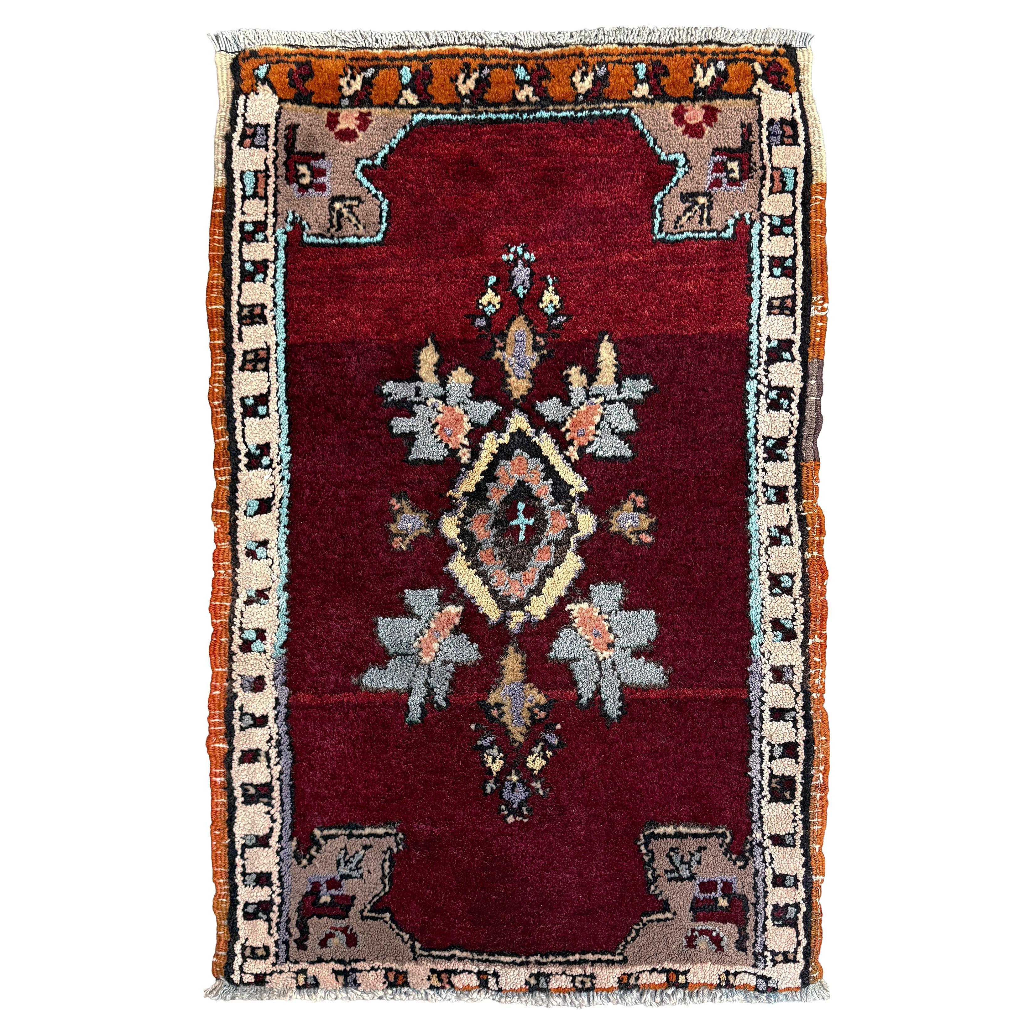 Rubinroter geblümter anatolischer Yastik / Mini-Teppich - • Vintage Türkische Badematte / Fußmatte