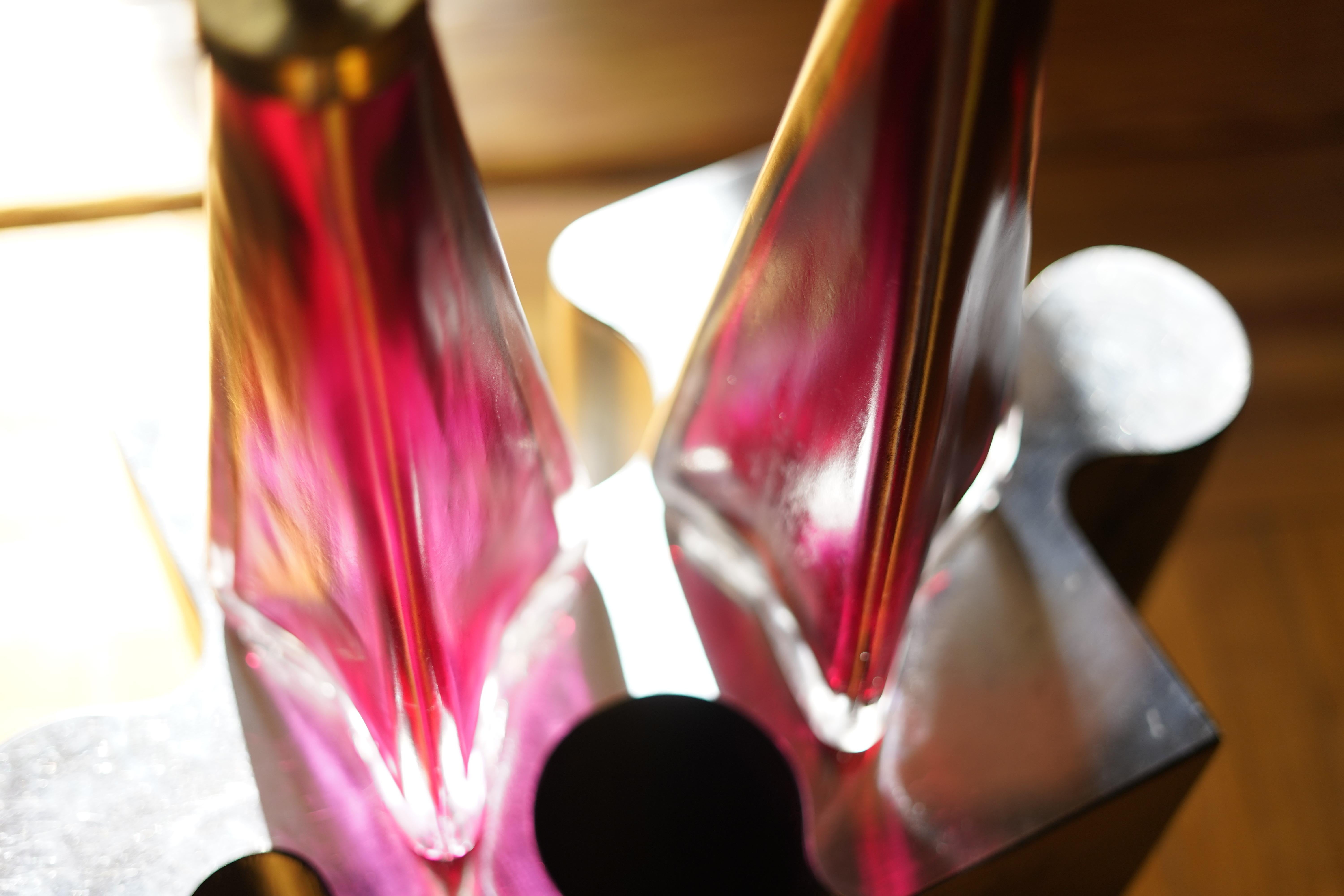 Rubinrotes Paar dreieckiger Kristalllampen, umhüllt von einer Schicht aus mattem Klarglas mit Messingbeschlag Von Carl Fagerlund für Orrefors 1960.
Signiert auf der Unterseite.

Rewired for the US.

Die Lampenschirme sind nicht enthalten.
