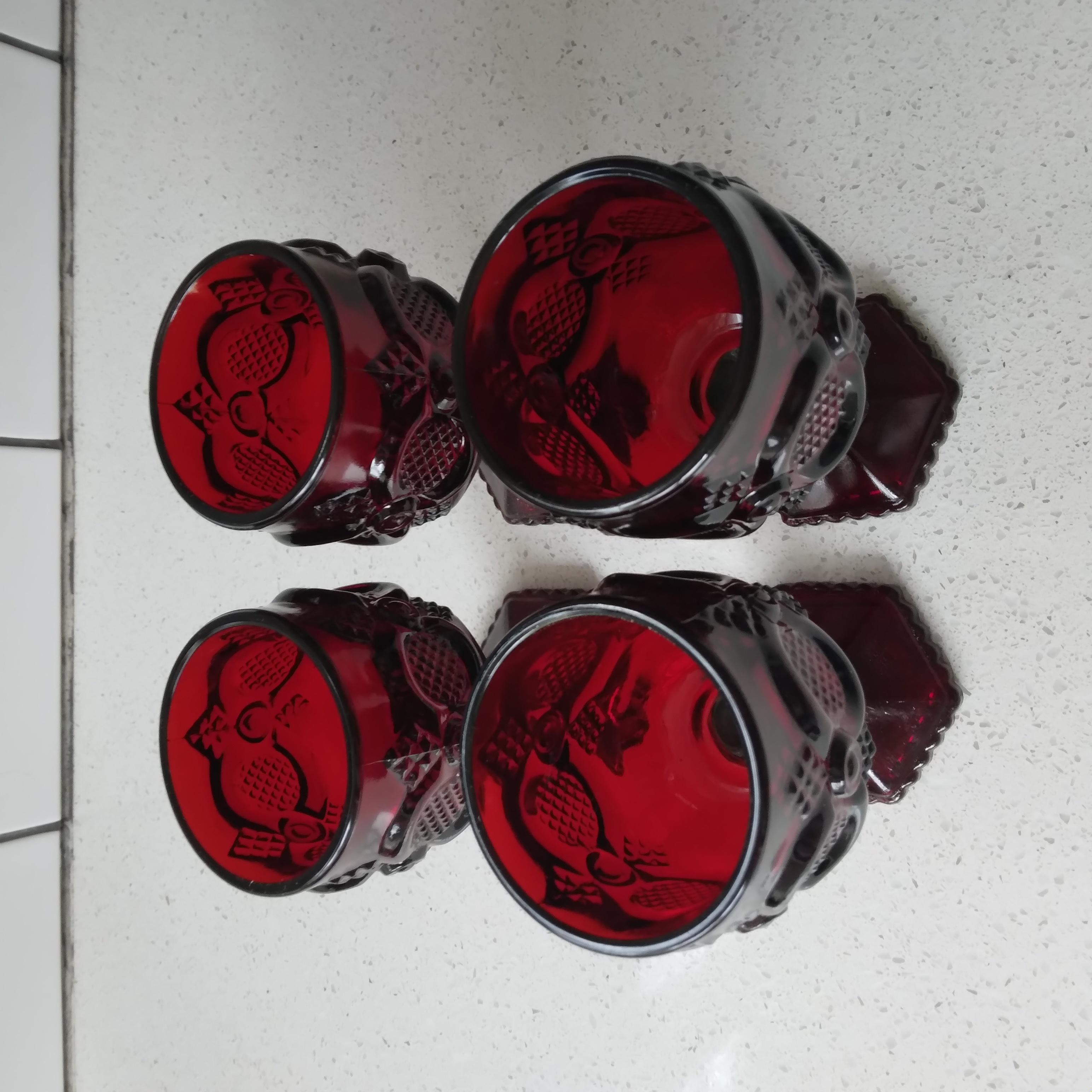Extravagance dans les tons de Jewell ! Ces magnifiques gobelets rouge rubis sont le moyen idéal d'ajouter une couleur vibrante et un design élégant à votre collection. Le verre, lourd et à parois épaisses, est en excellent état pour son âge.