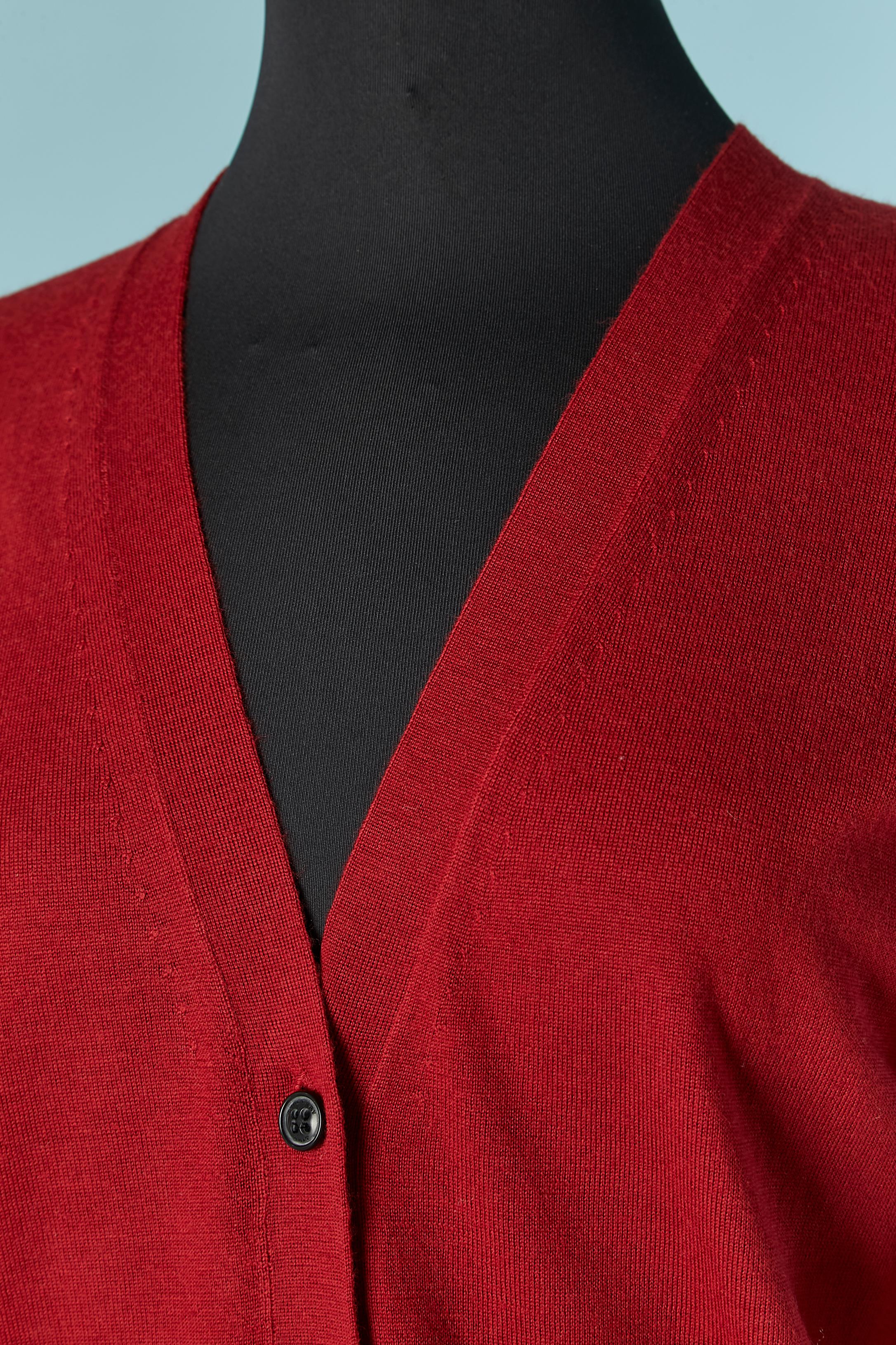 Cardigan en laine mérinos rouge rubis et partie en laine à carreaux au niveau du coude. Neuf avec étiquette.
Fermeture à bouton et boutonnière sur le milieu du devant. Un bouton supplémentaire est fourni.
TAILLE S 